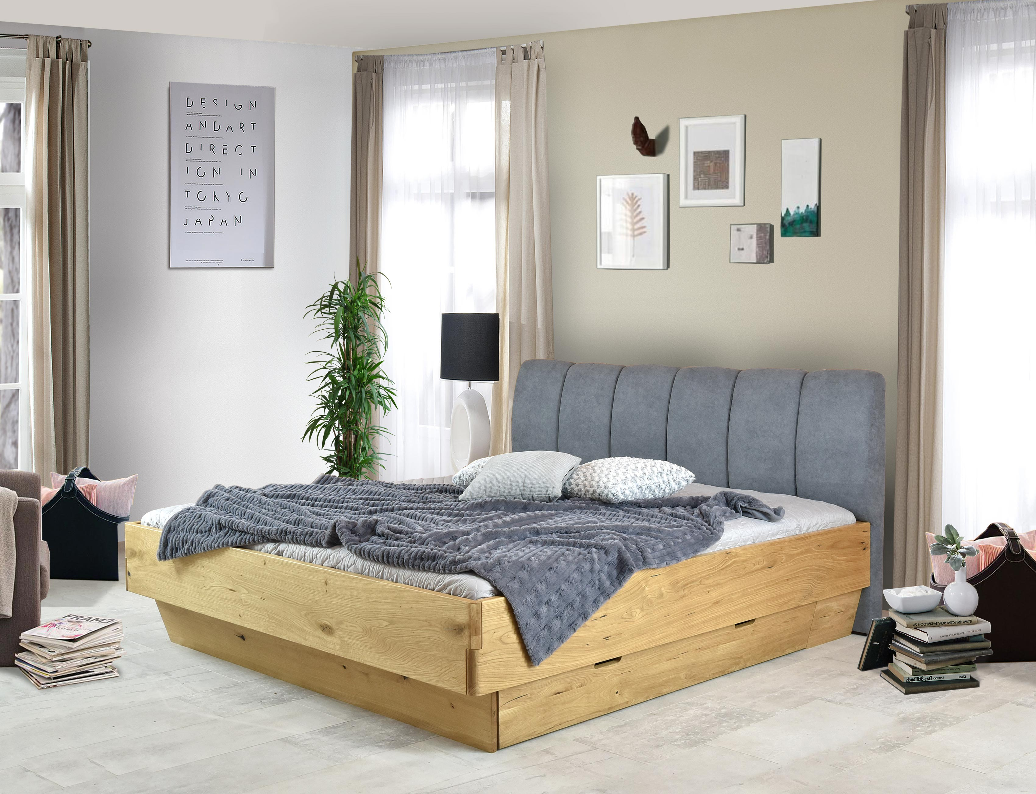 Masivní postel s úložným prostorem a látkovým čelem