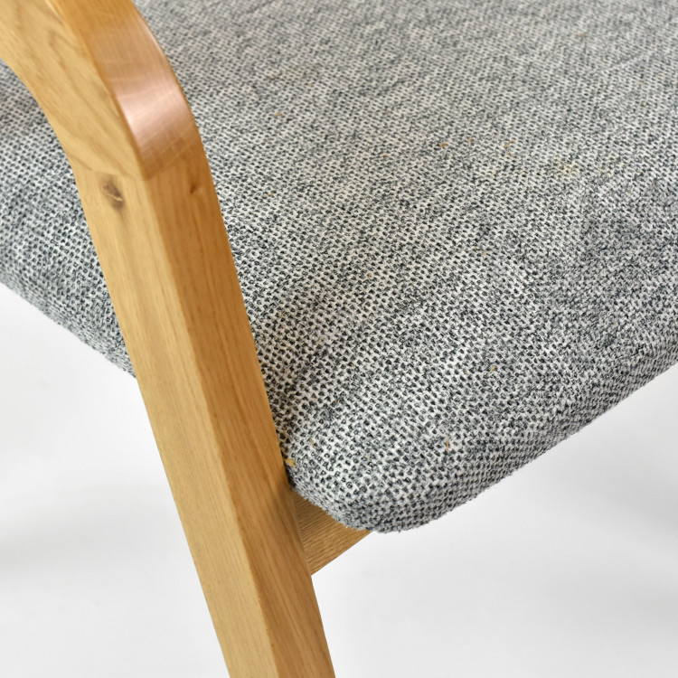 Zaoblená dubová židle s šedým čalouněním , Jídelní židle- 3