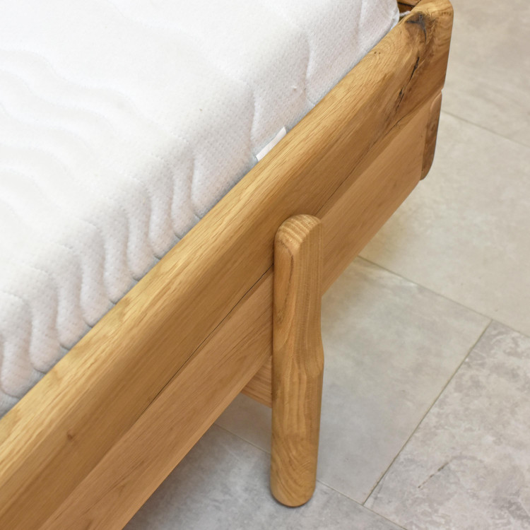 Dubová postel ve skandinávském stylu na nožičkách 180 x 200 cm , Dubové postele- 3