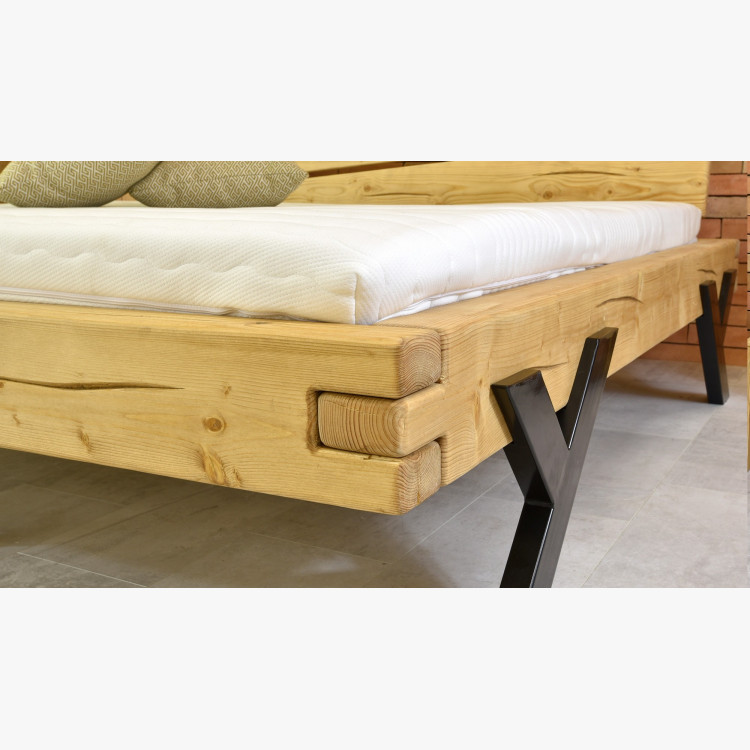 Designová postel z trámů, ocelové nohy ve tvaru Y, 160 x 200 cm , Postele- 6