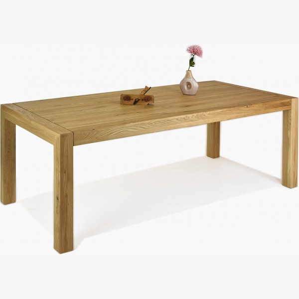 Jídelní stůl vyrobený z dubového masivu Dennmark
