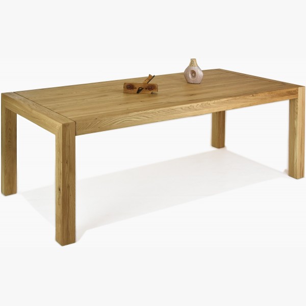 Jídelní stůl vyrobený z dubového masivu Dennmark