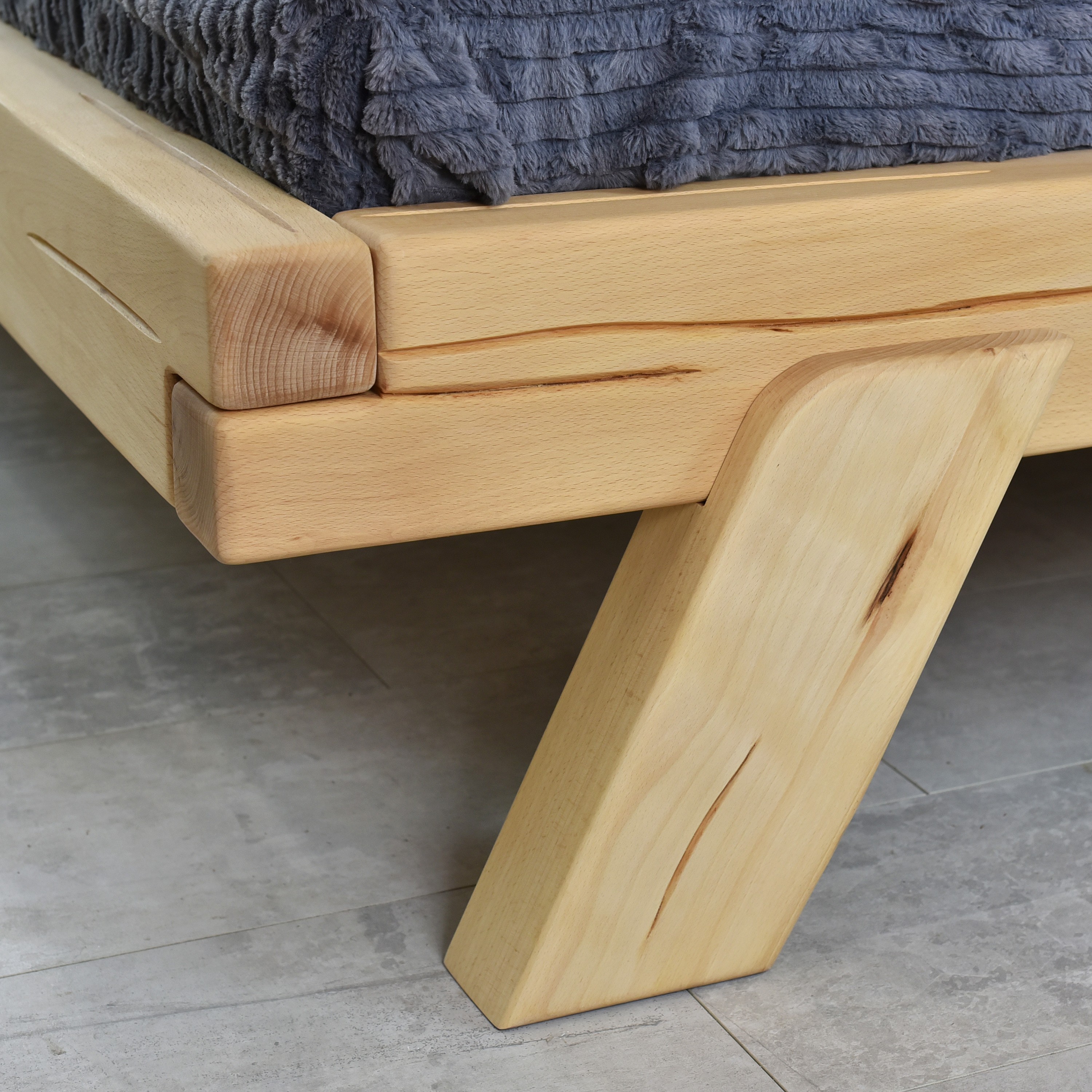 Detail des Massivholzbettes Buche