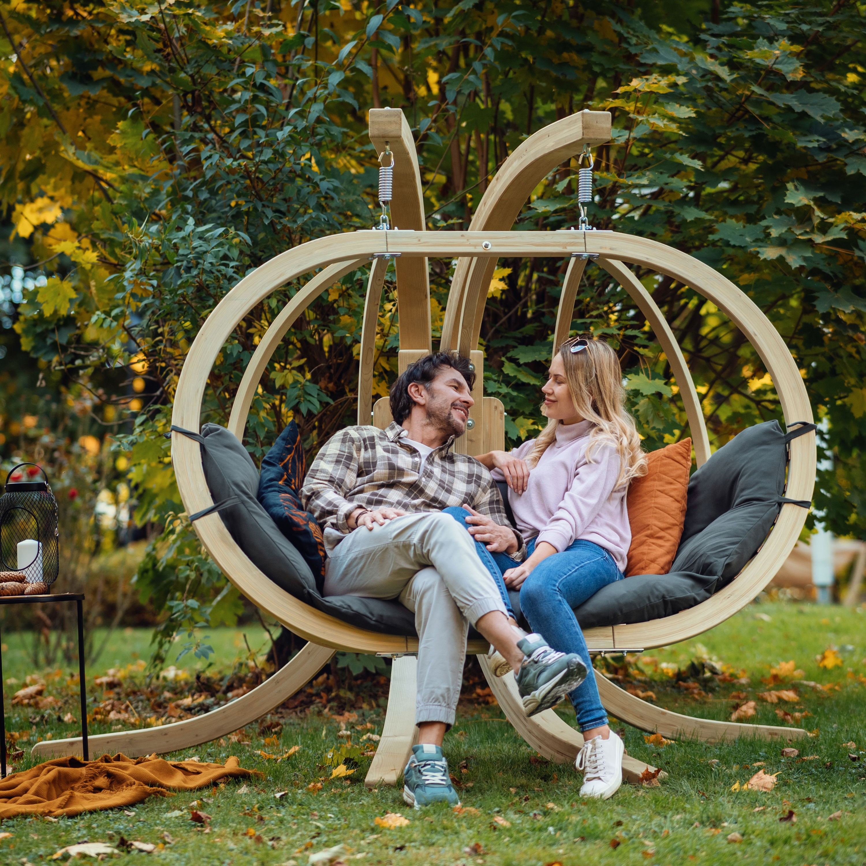 Fa hintaszék kertbe, grafit