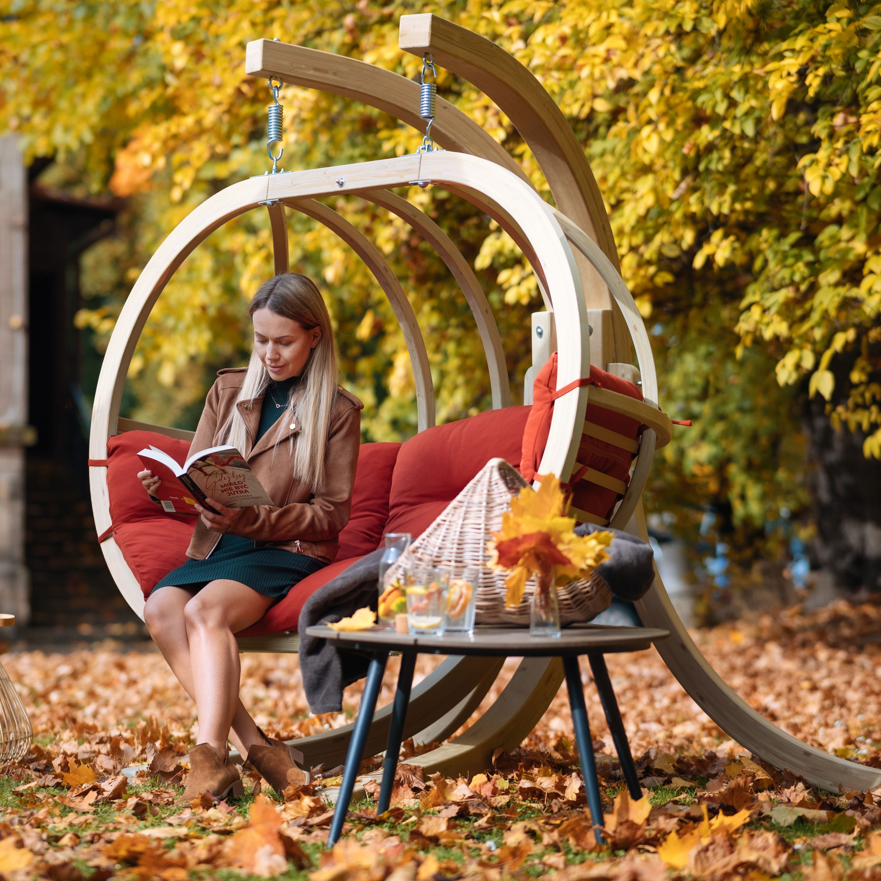 Fa hintaszék a kertbe, piros