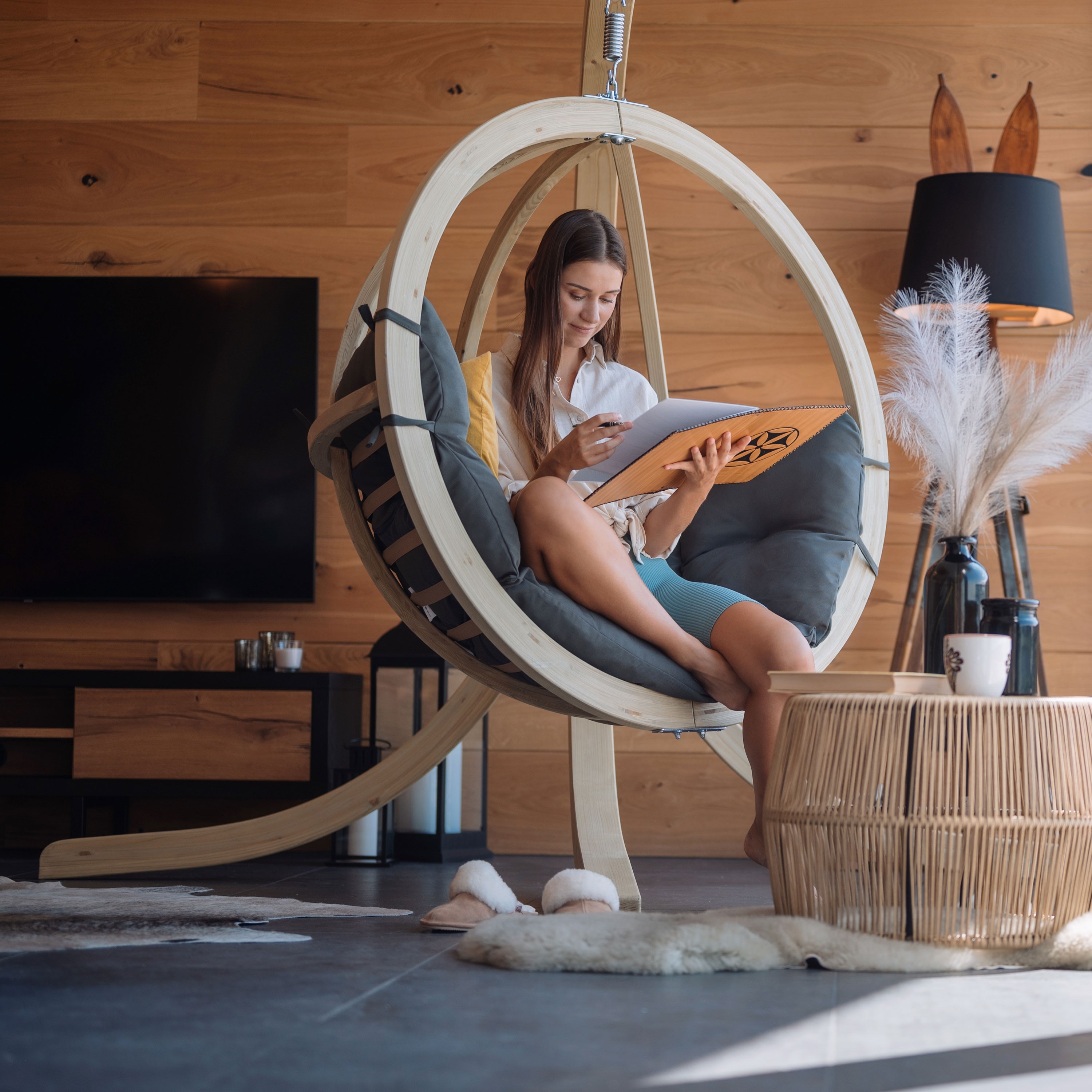 Swingpod vázzal ellátott hintaszék