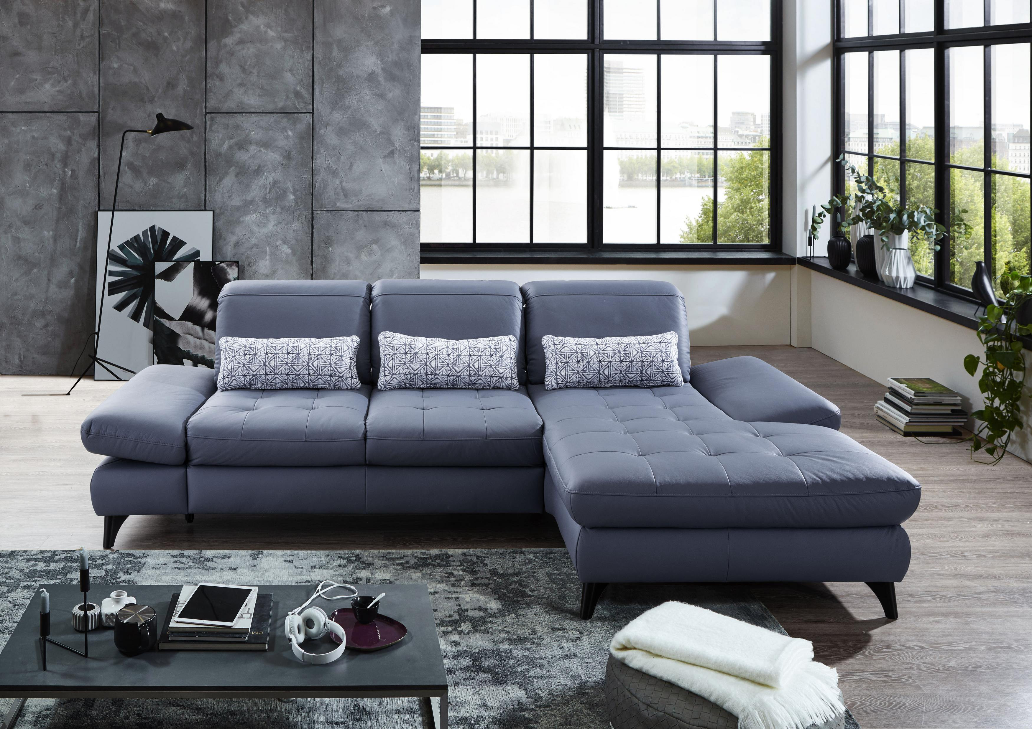 Priestranná rohová sedačka s úložným priestorom