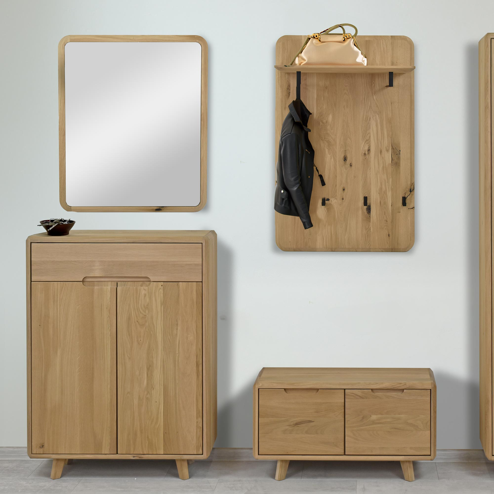 Vešiakový panel z masívu dub biely v škandinávskom dizajne