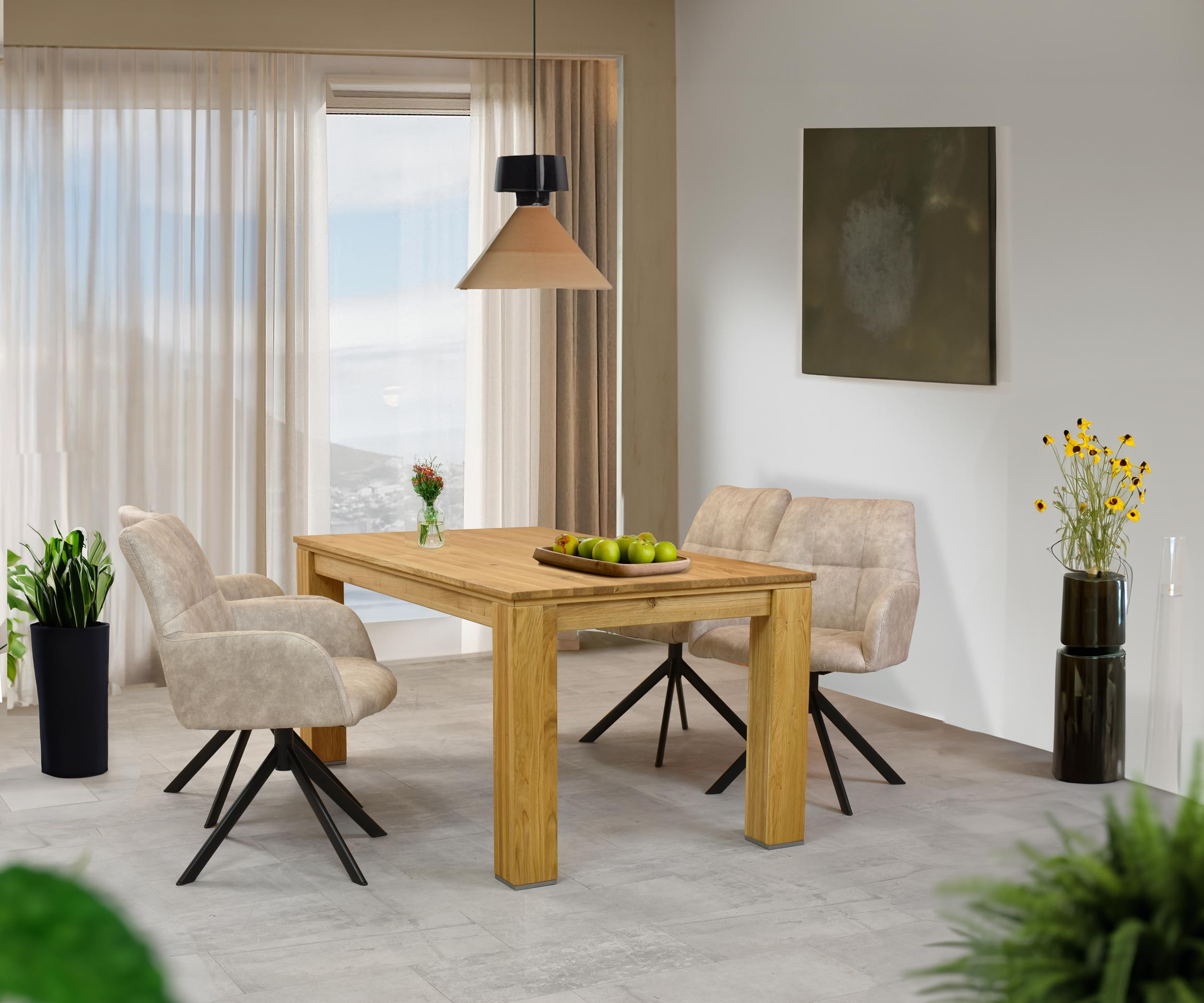 Stolička s kovovými nohami,