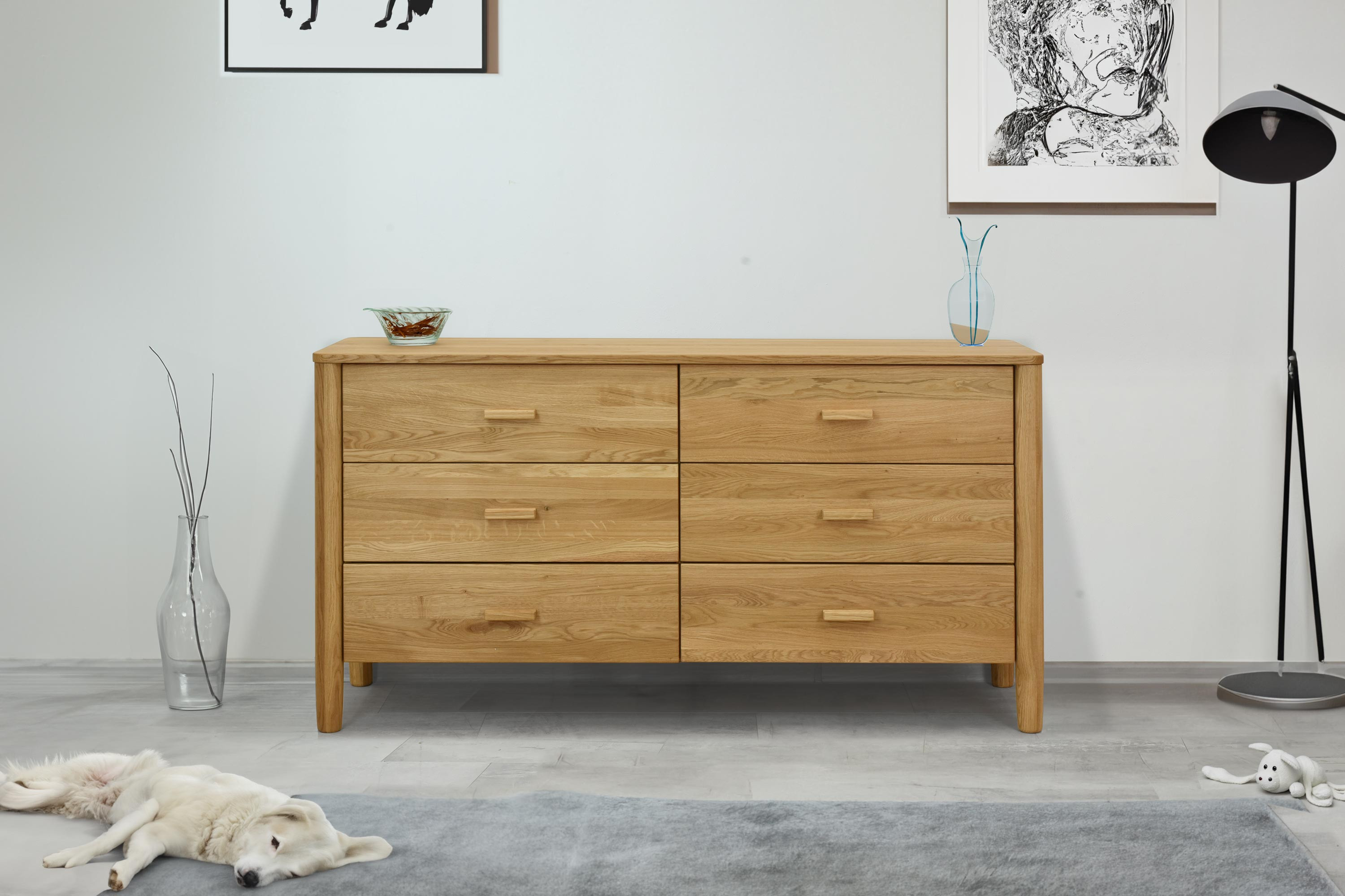 Massivholz Kommode aus Eiche auf Füßen im skandinavischen Design