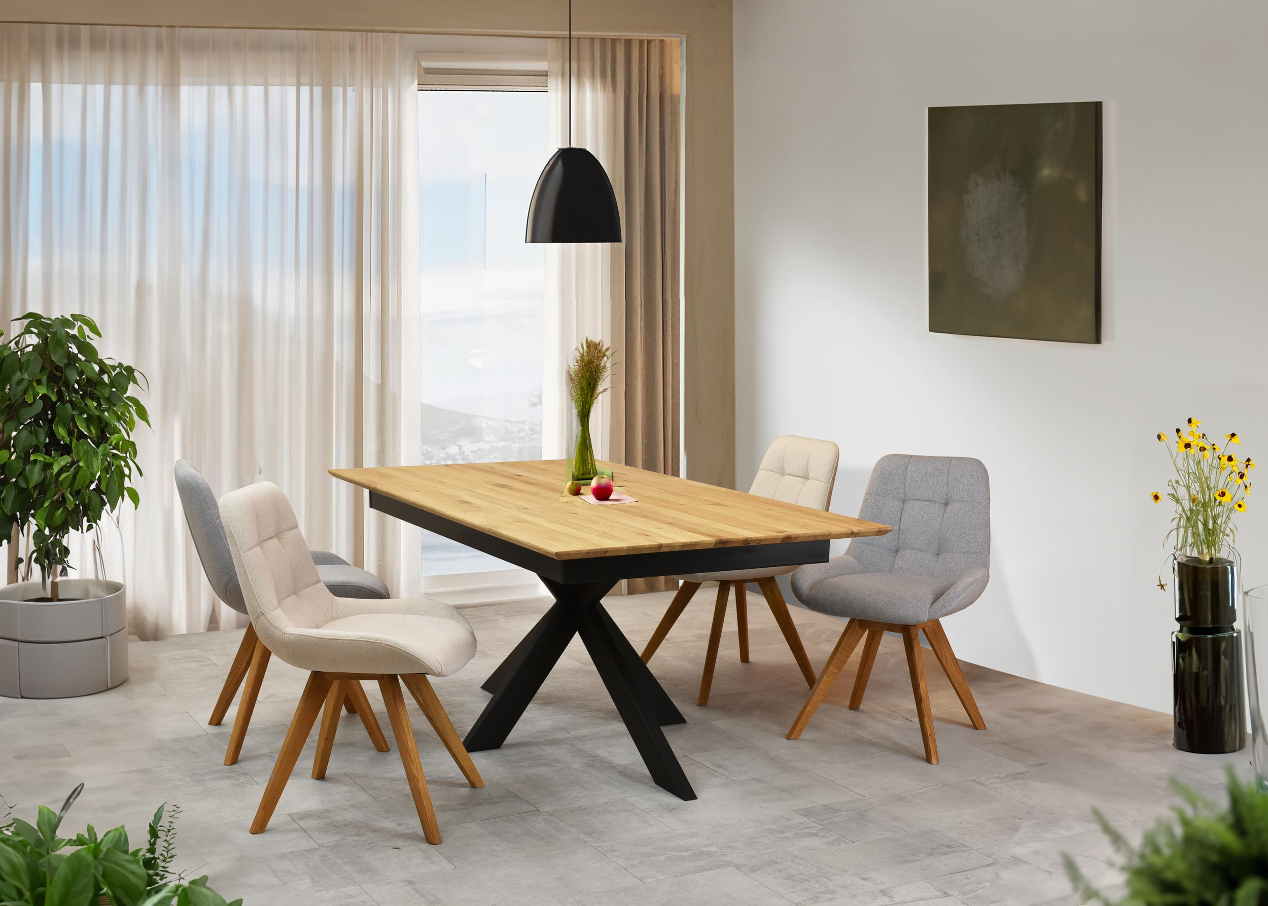 Bequemer Esszimmerstuhl, helles Polster, Beine aus Natur-Eiche