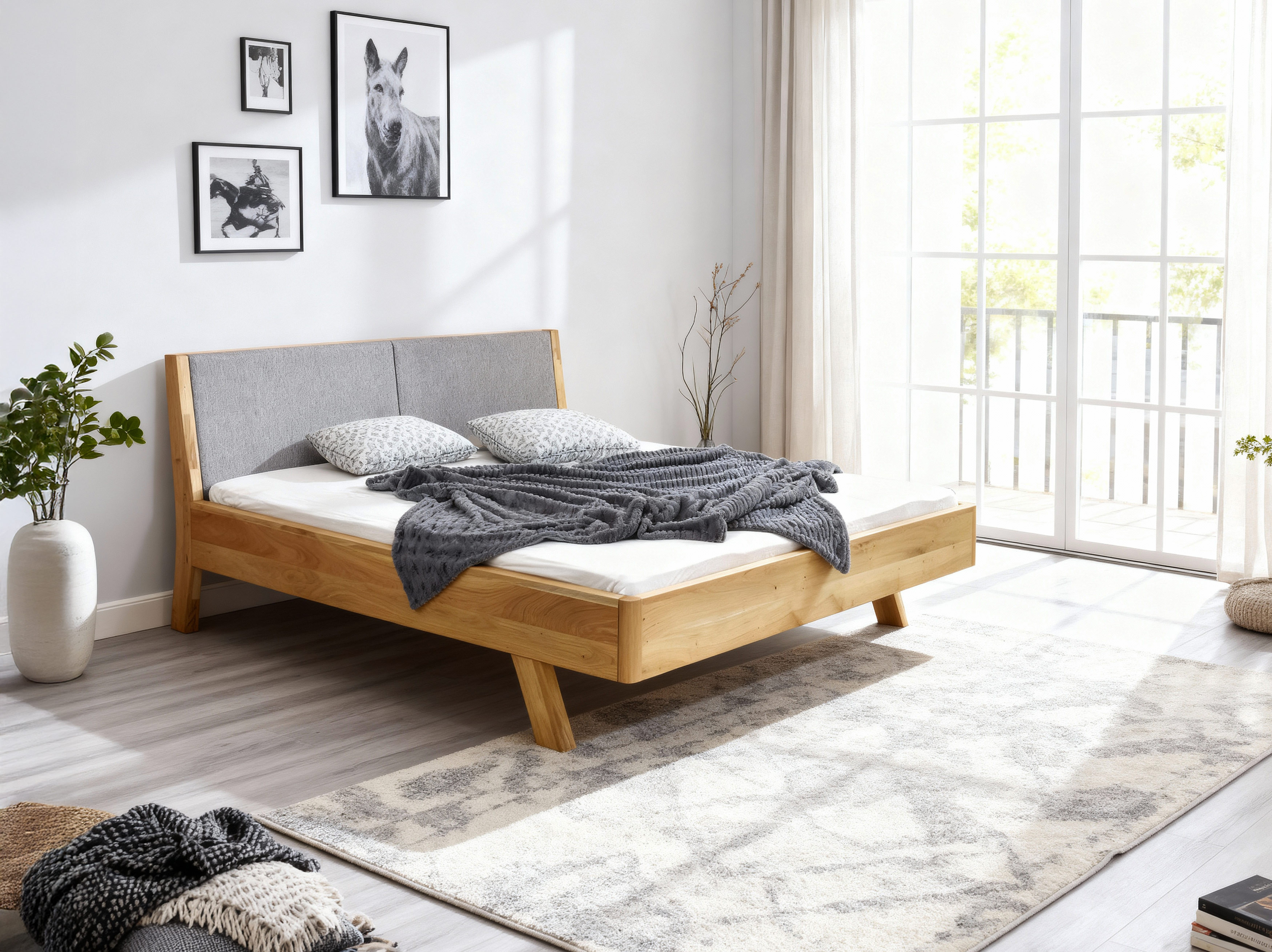 Massivholzbett Eiche, graues Stoffkopfteil - Marina