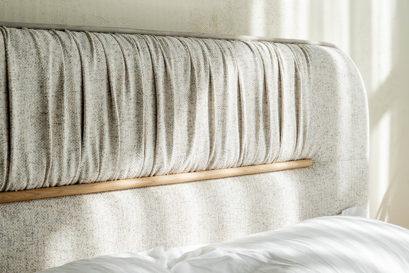 Detailansicht des gepolsterten Bettes COOPER mit Eichenrahmen
