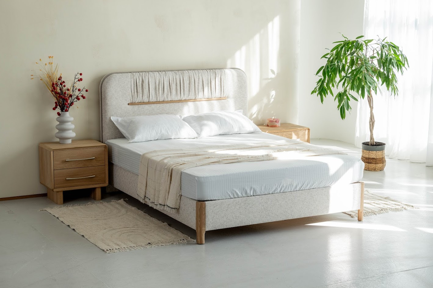 Massivholz-Eichentisch mit Metallgestell