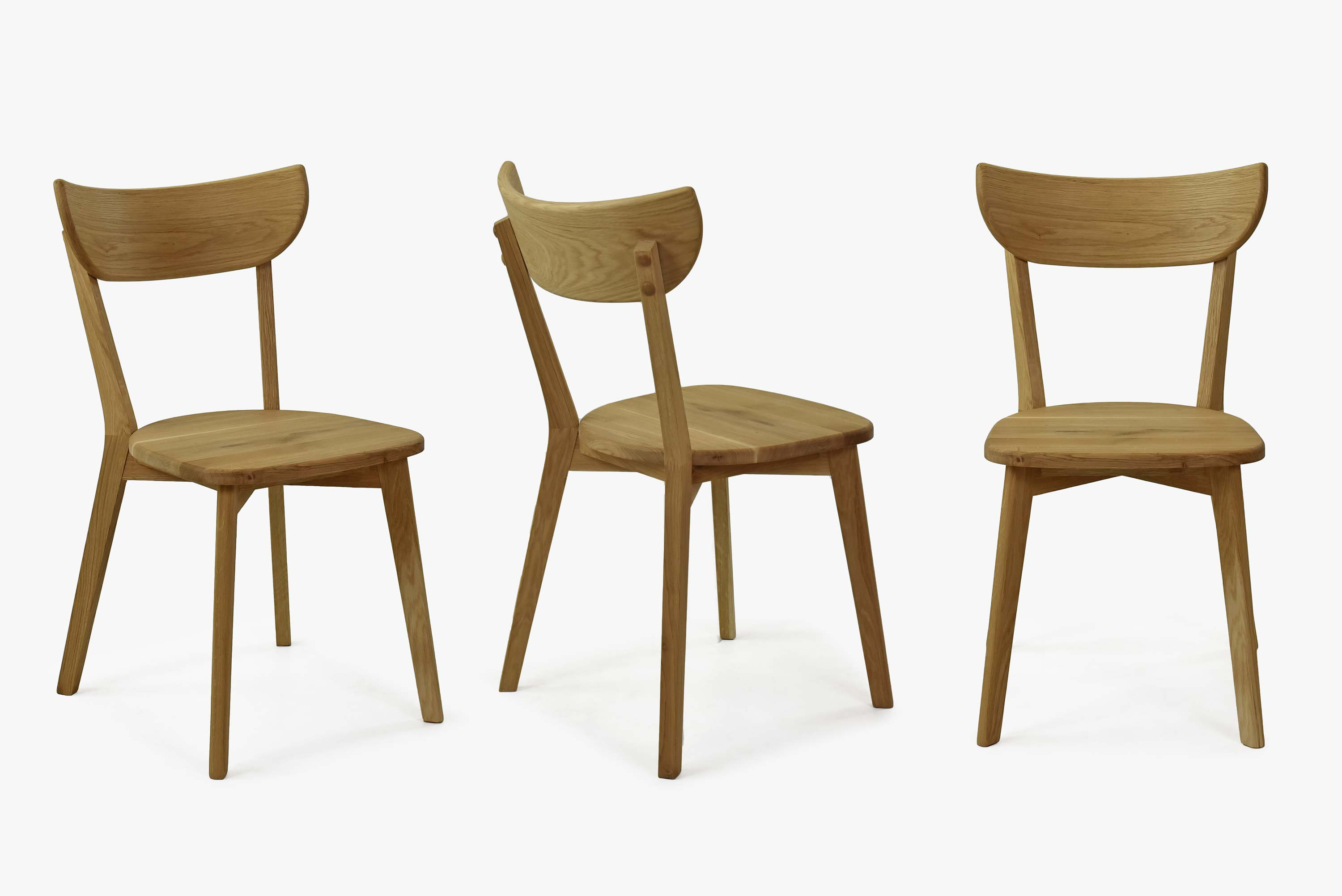 Dubový jedálenský stôl a stolička v interiéri