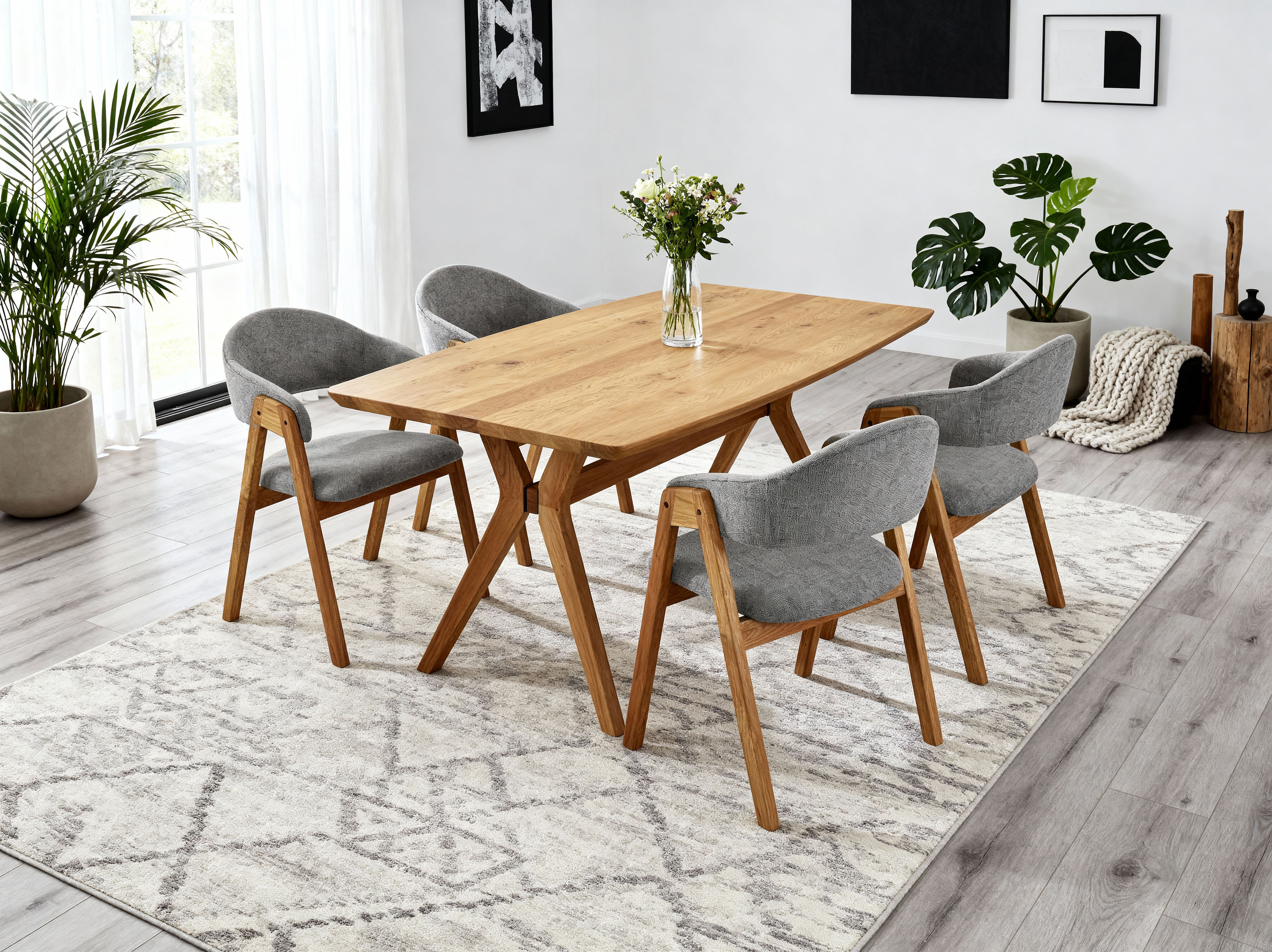 Ovális tölgyfa étkezőasztal és Arco karfás szék