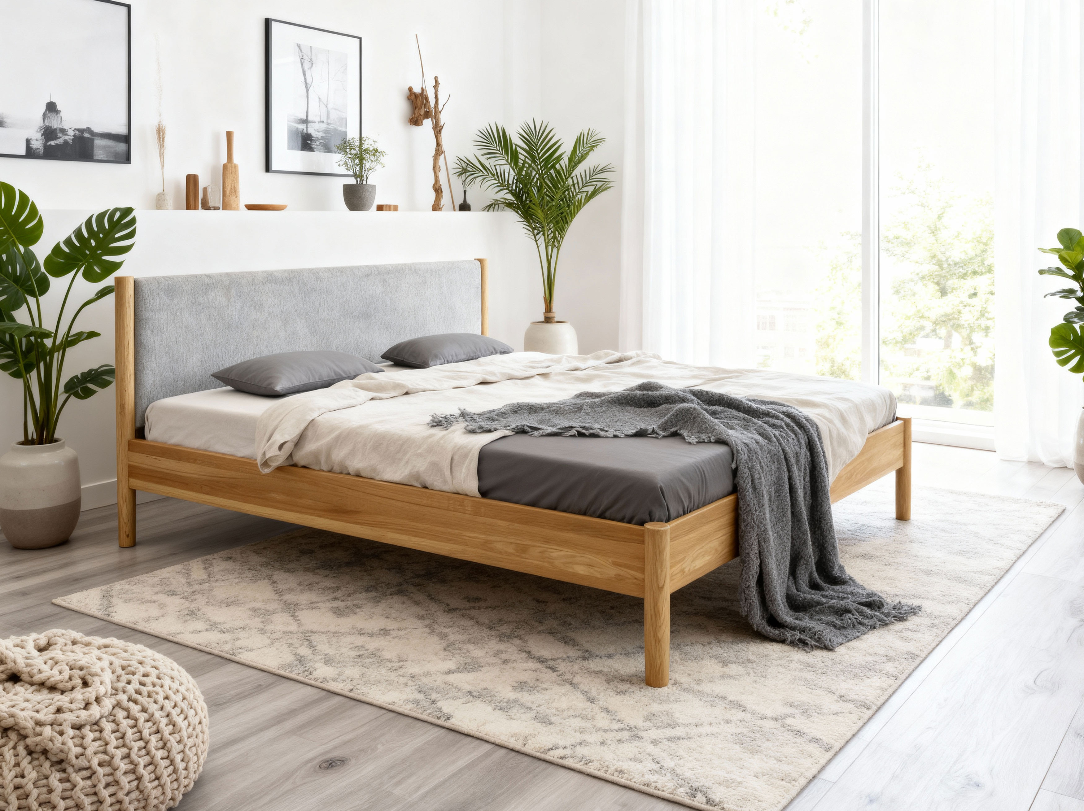 Massivholzbett aus Eiche mit Stoffkopfteil 180 x 200 cm