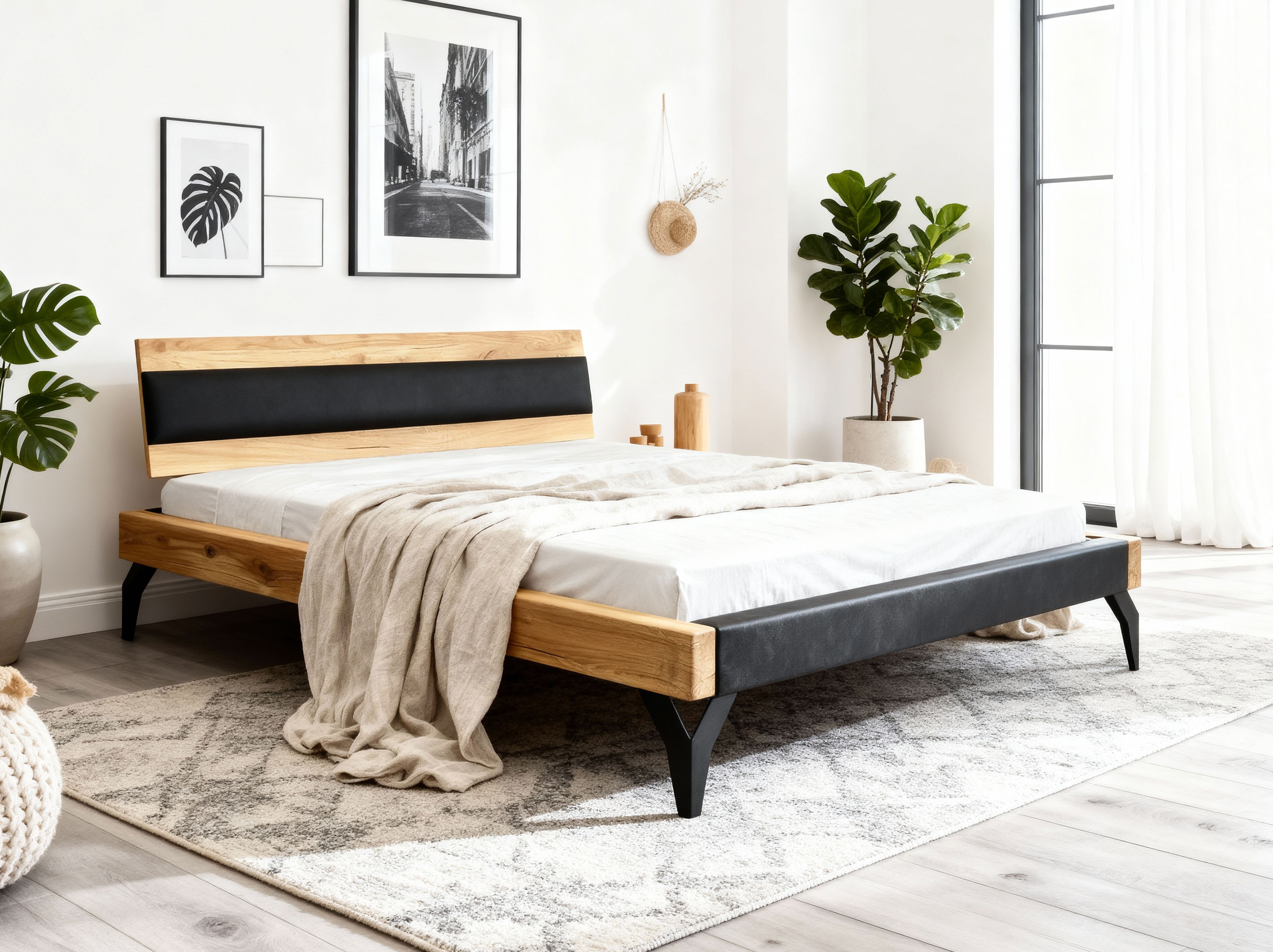 Eichebett mit schwarzer Polsterung