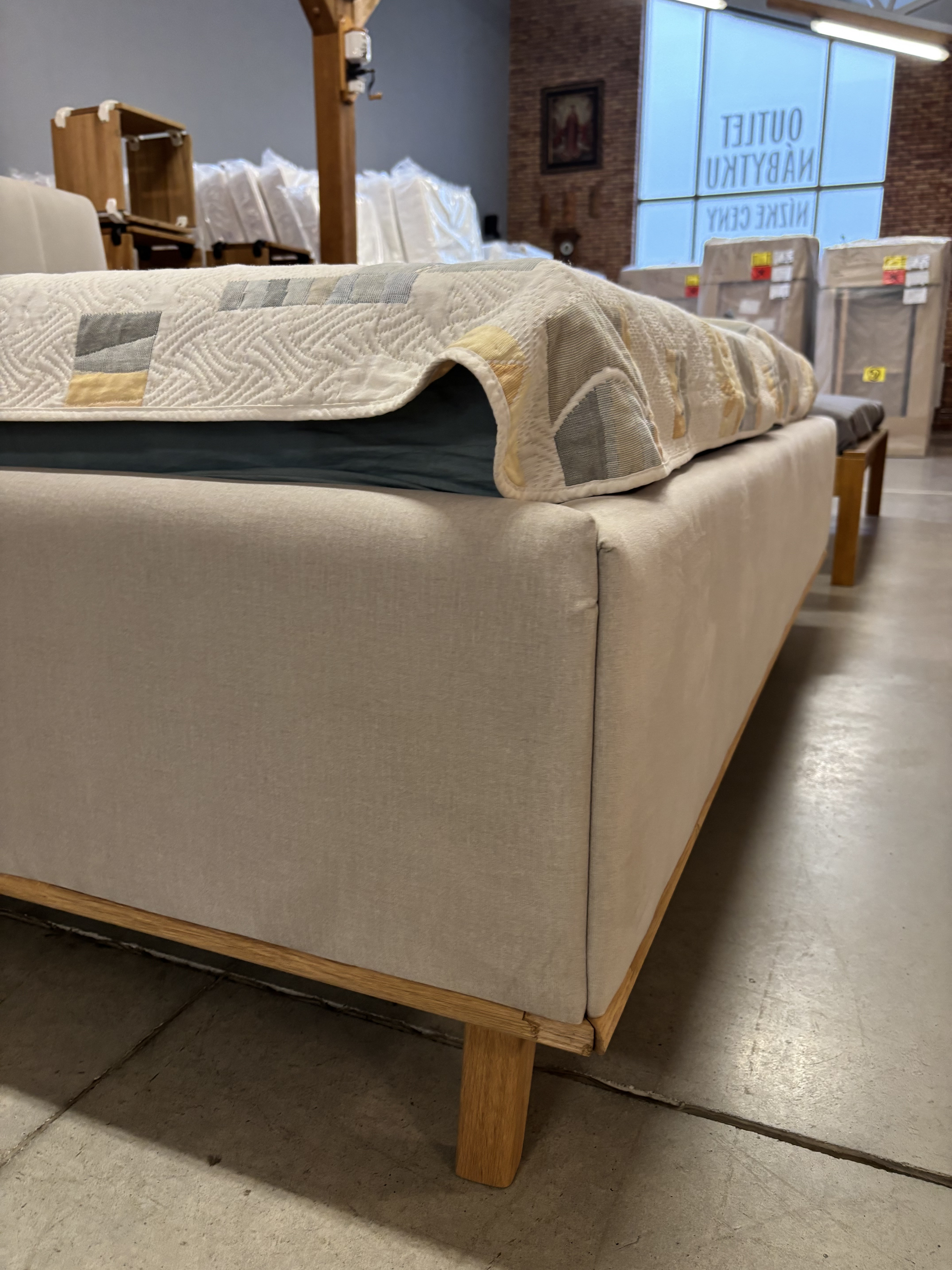 Čalúnená posteľ Toscana s praktickým odkladacím priestorom