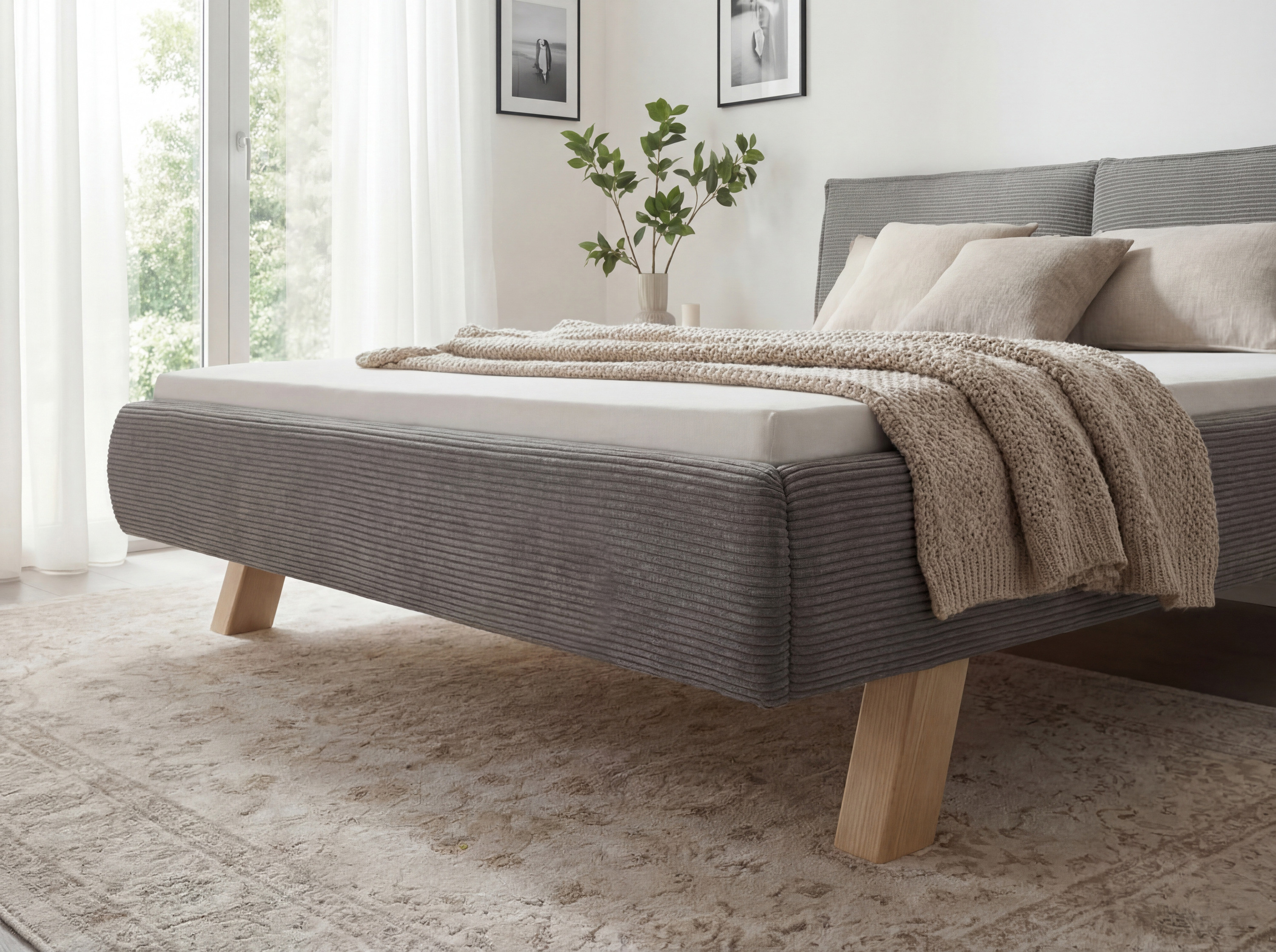 Stoffbett auf Füßen