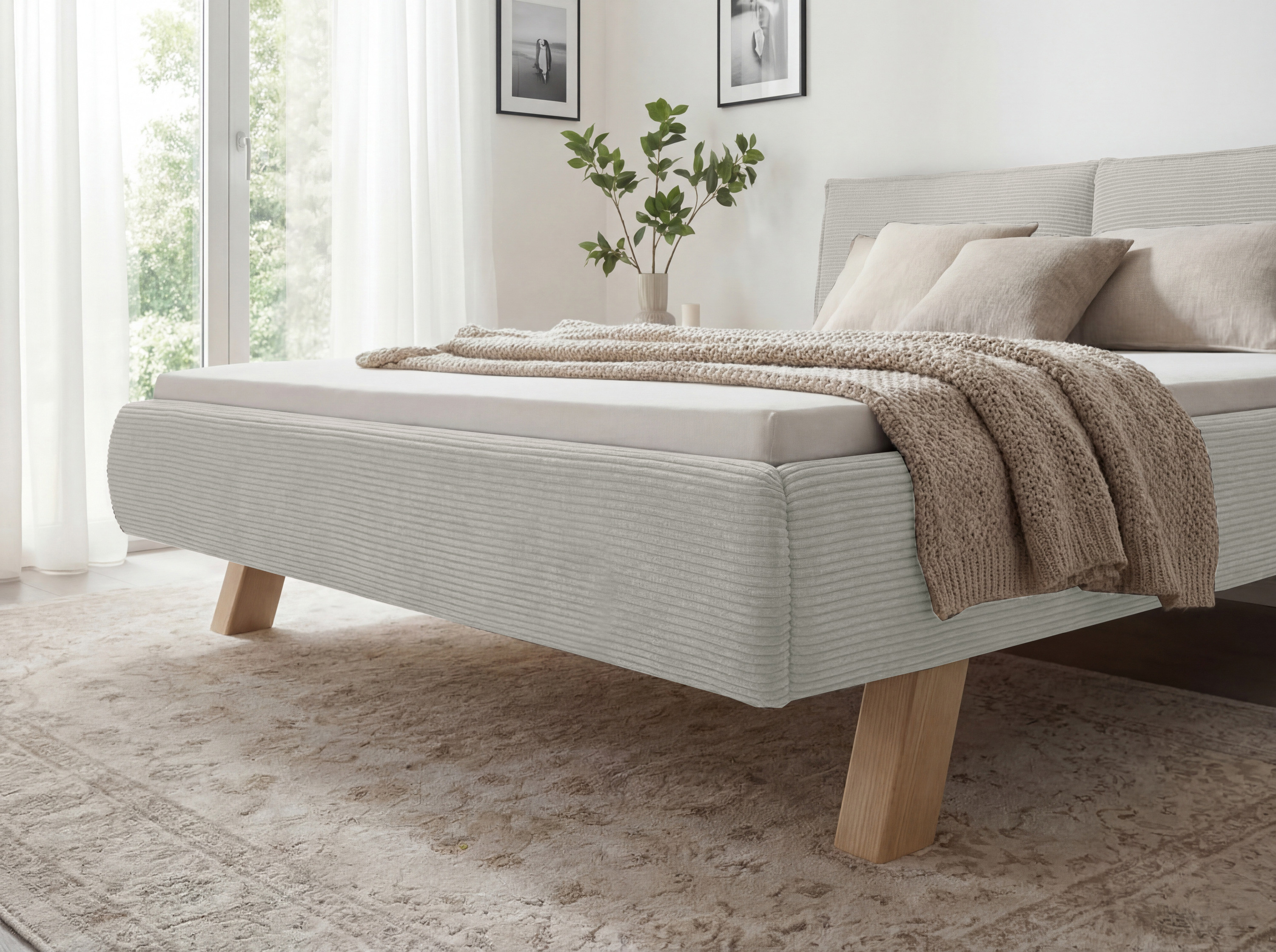 Stoffbett auf Füßen beige