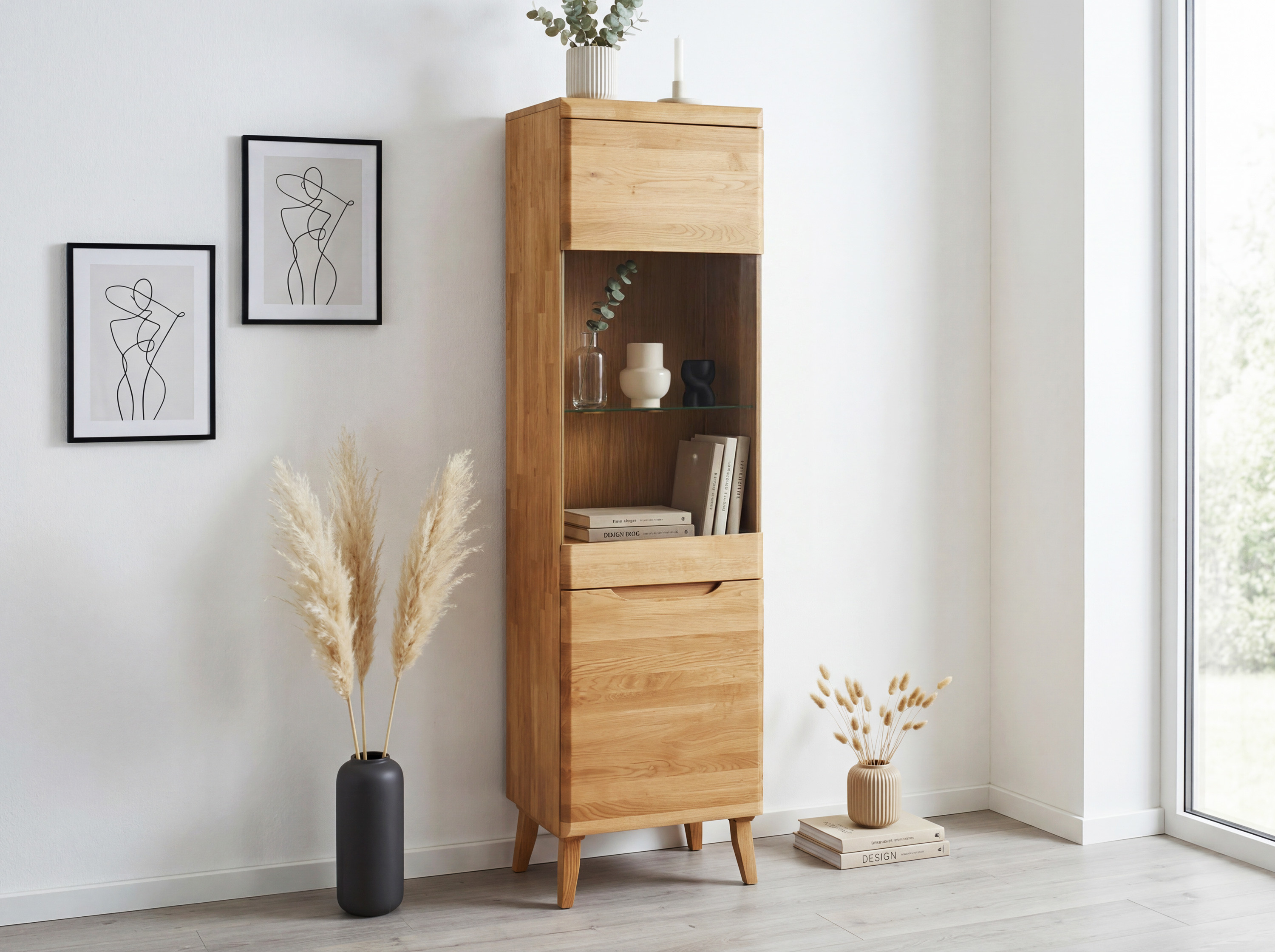 Magas tölgyfa vitrin Praha skandináv stílusban 53 x 197 cm