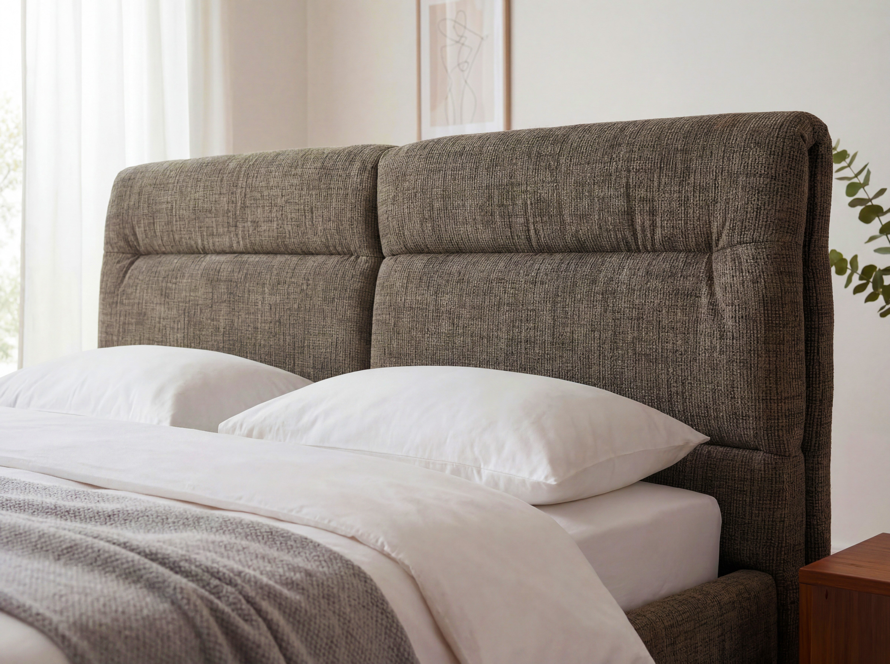 Detail čalúnenia postele v látke City a čiernych matných kovových nohách