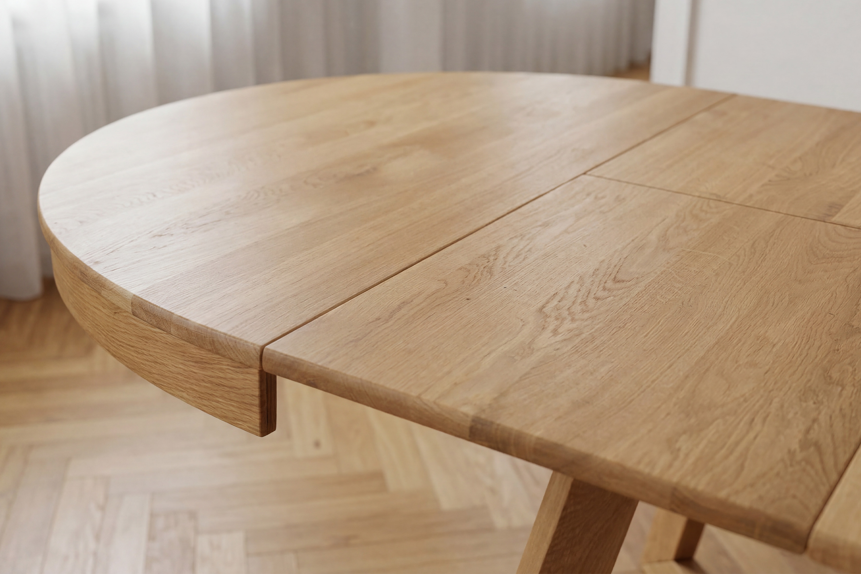 Detail dubovej dosky a konštrukcie rozkladacieho stolu Valencia