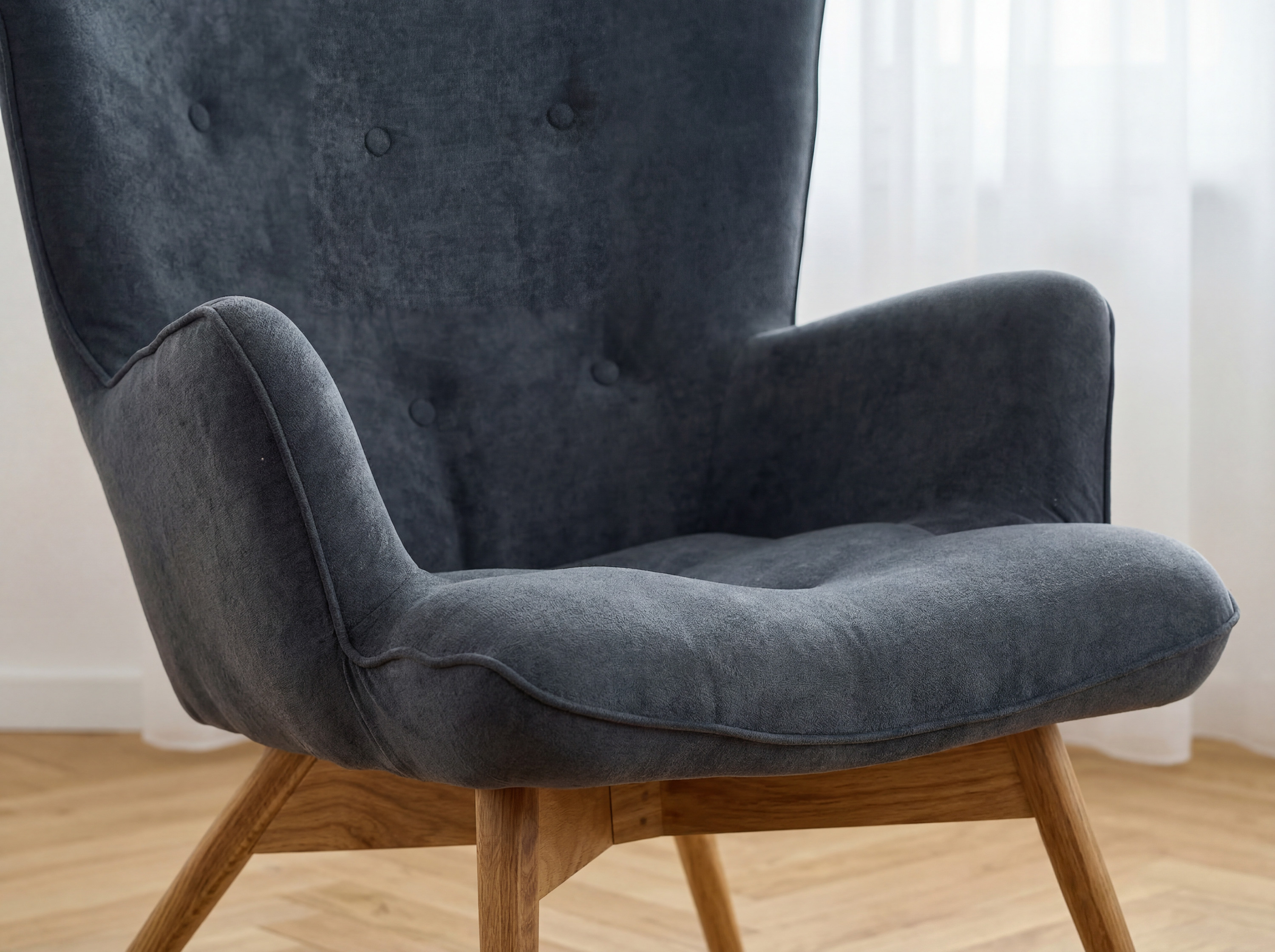 Retro-Stuhl Angela – Detail Cosmic-Stoff und Eichenbeine