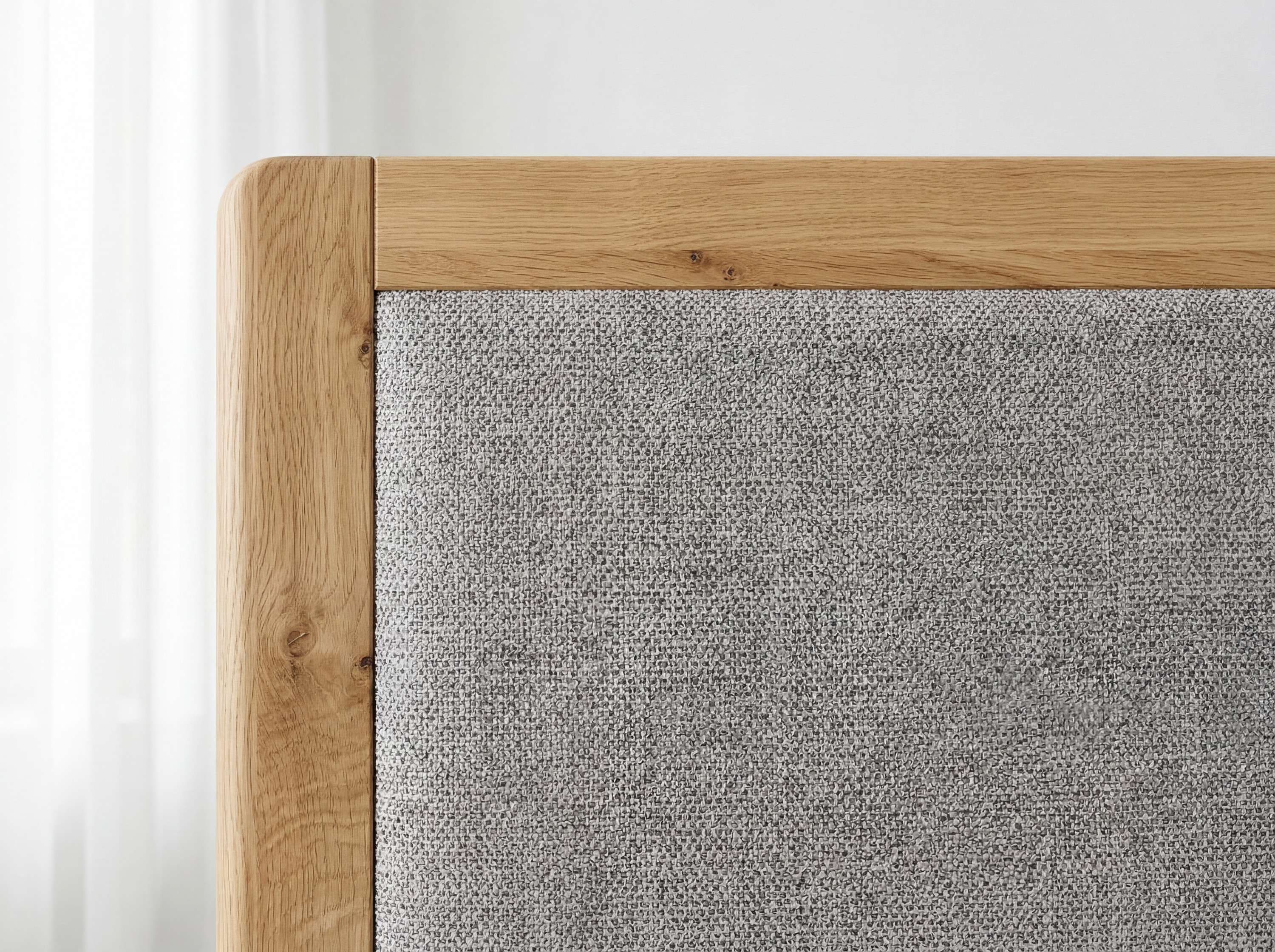 Posteľ Praha z dubového masívu s látkovým čelom v šedej farbe