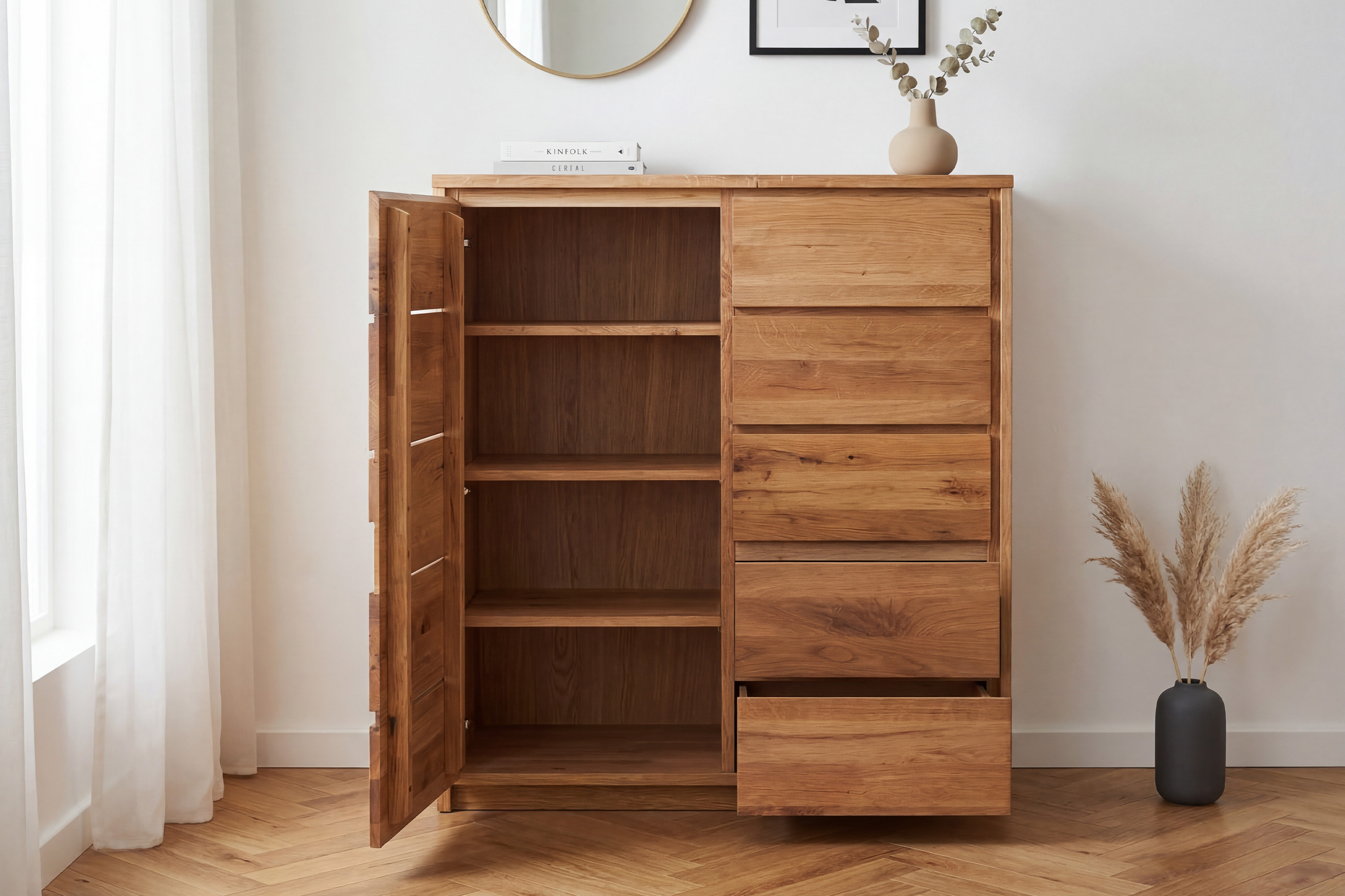 Kommode Oregon 1D+5Z – geöffnete Tür mit Regalen und herausgezogene Schubladen aus Wildeiche
