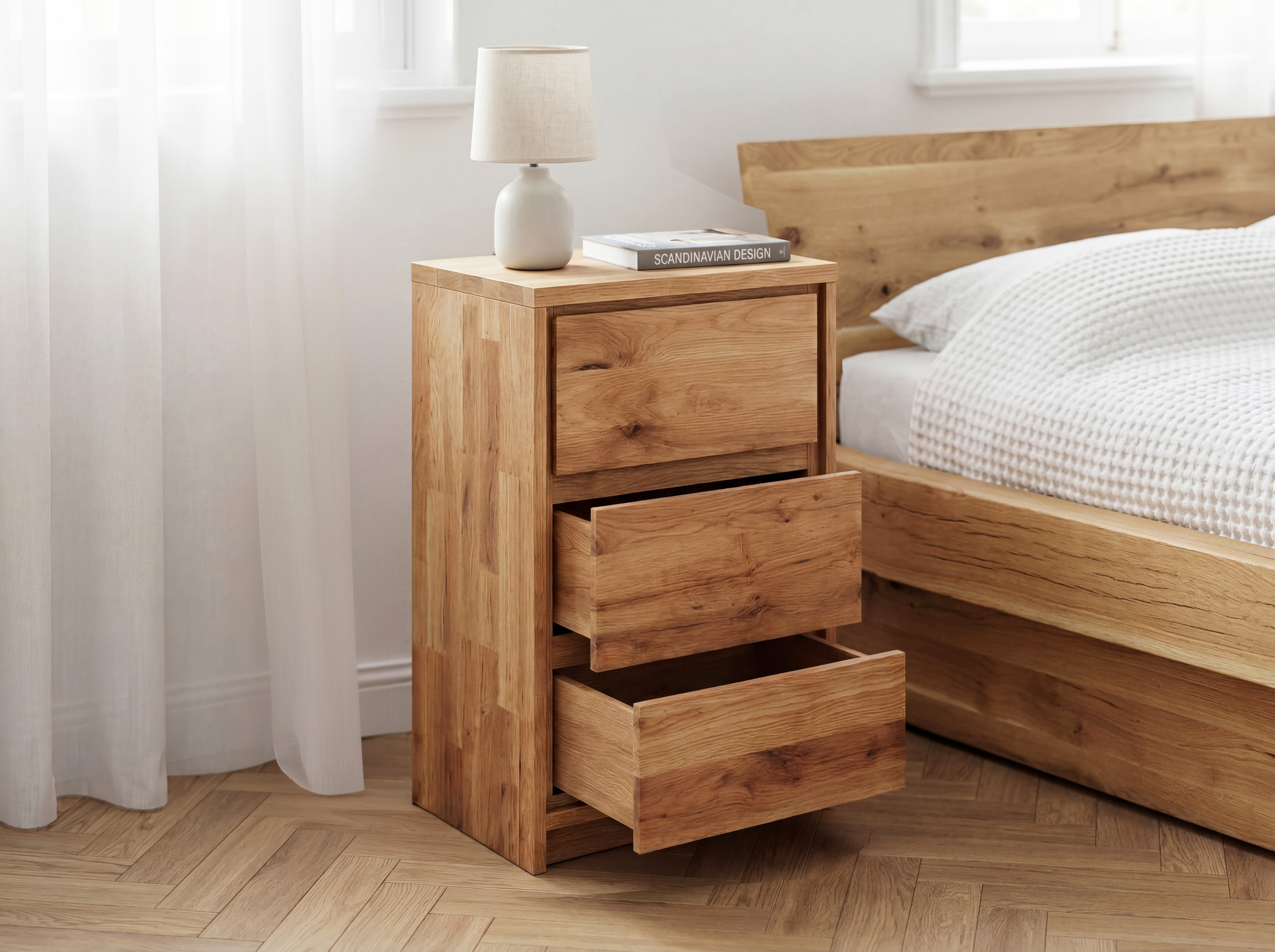 Nachttisch Oregon – Detail der geöffneten Schubladen aus massiver Wildeiche