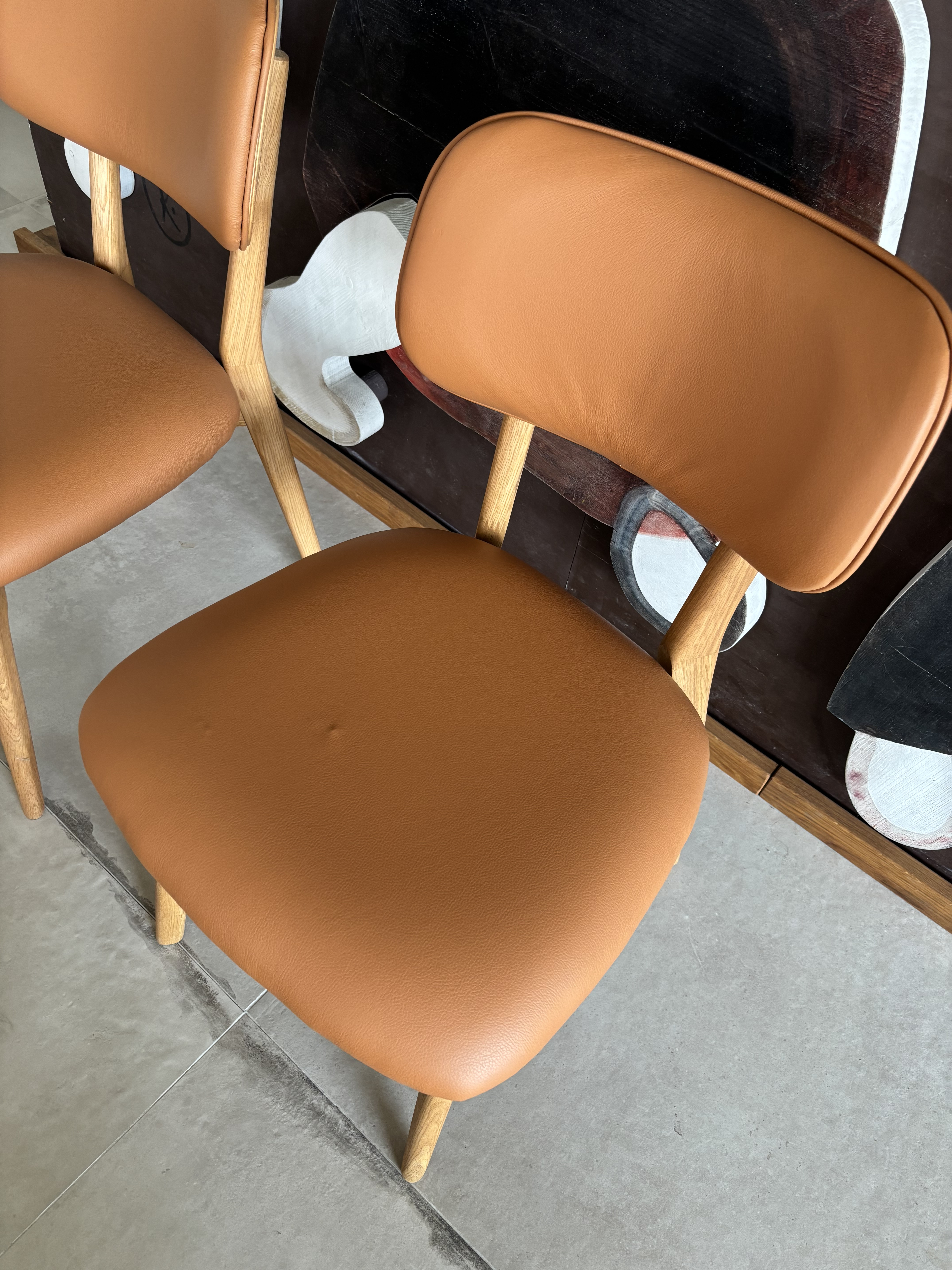 Detail koženého čalúnenia stoličky Sabia