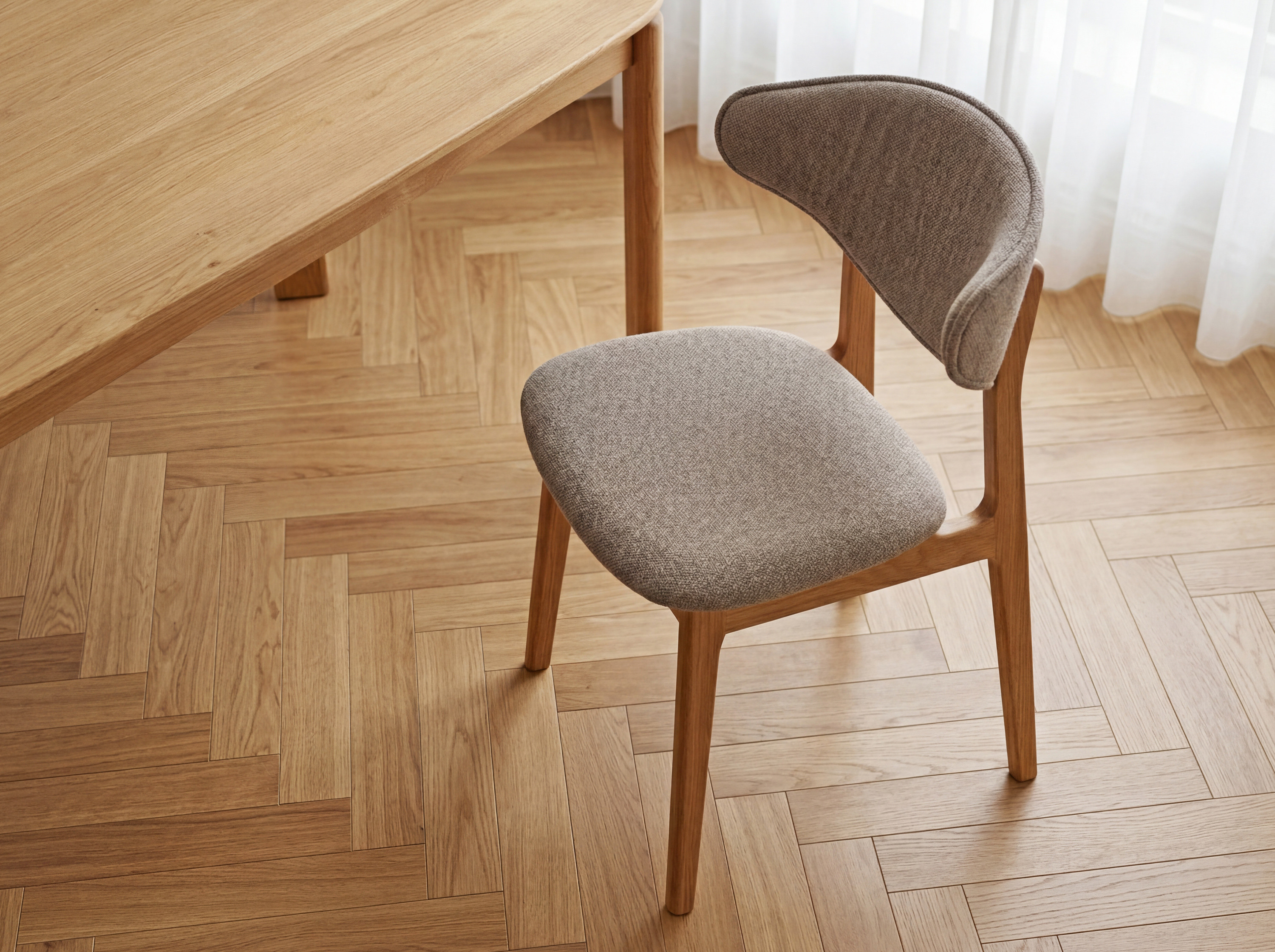 Čalúnená jedálenská stolička Valentína s dubovými nohami a látkovým sedadlom