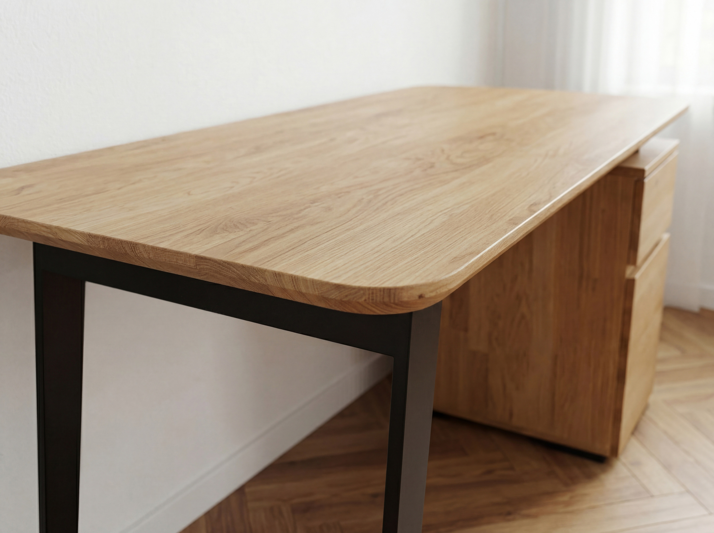 Dubový PC stôl Albero – detail skrinky a zásuvky