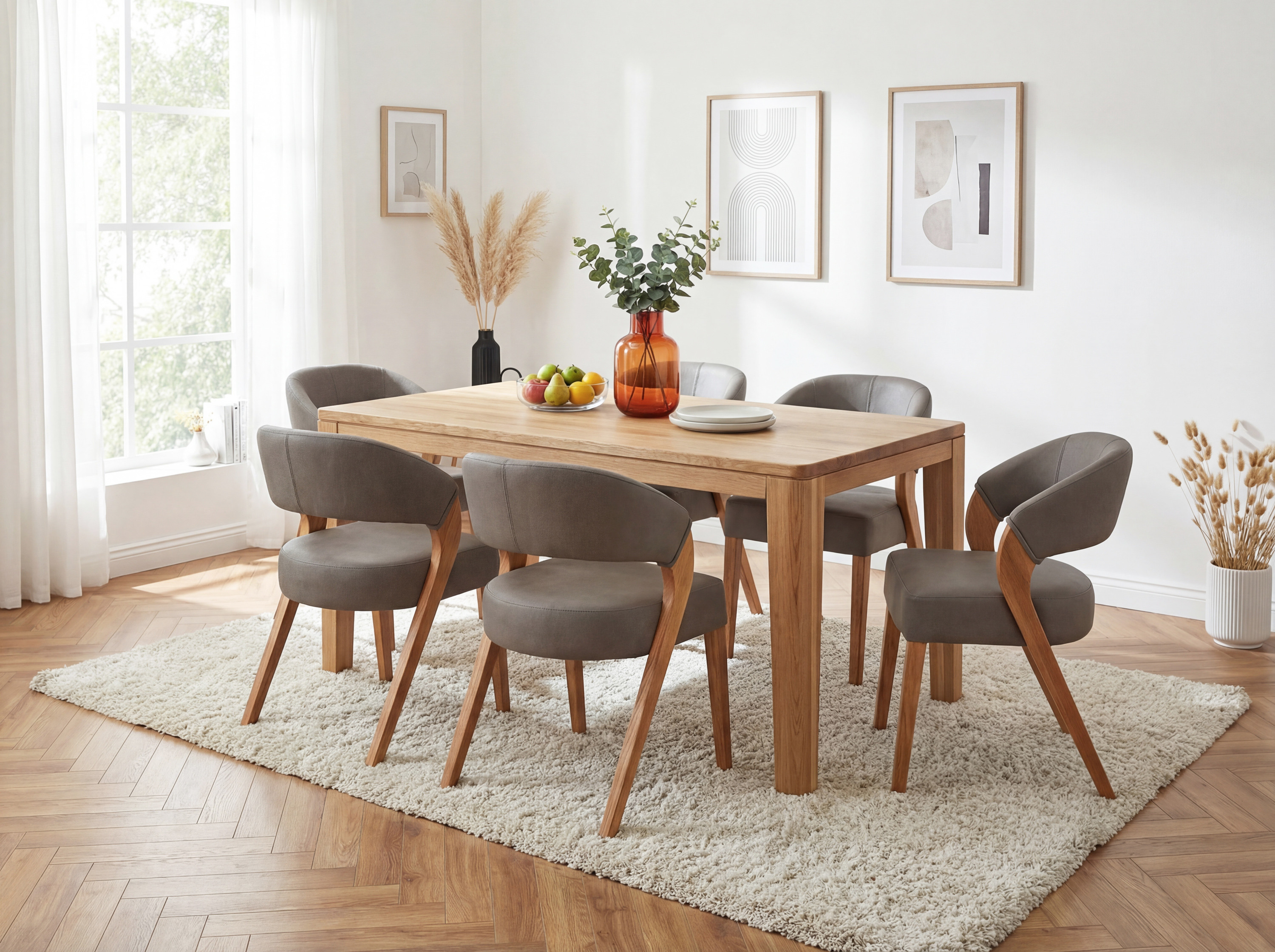 Dizajnová stolička s látkou Texas taupe – bočný pohľad na dubovú konštrukciu