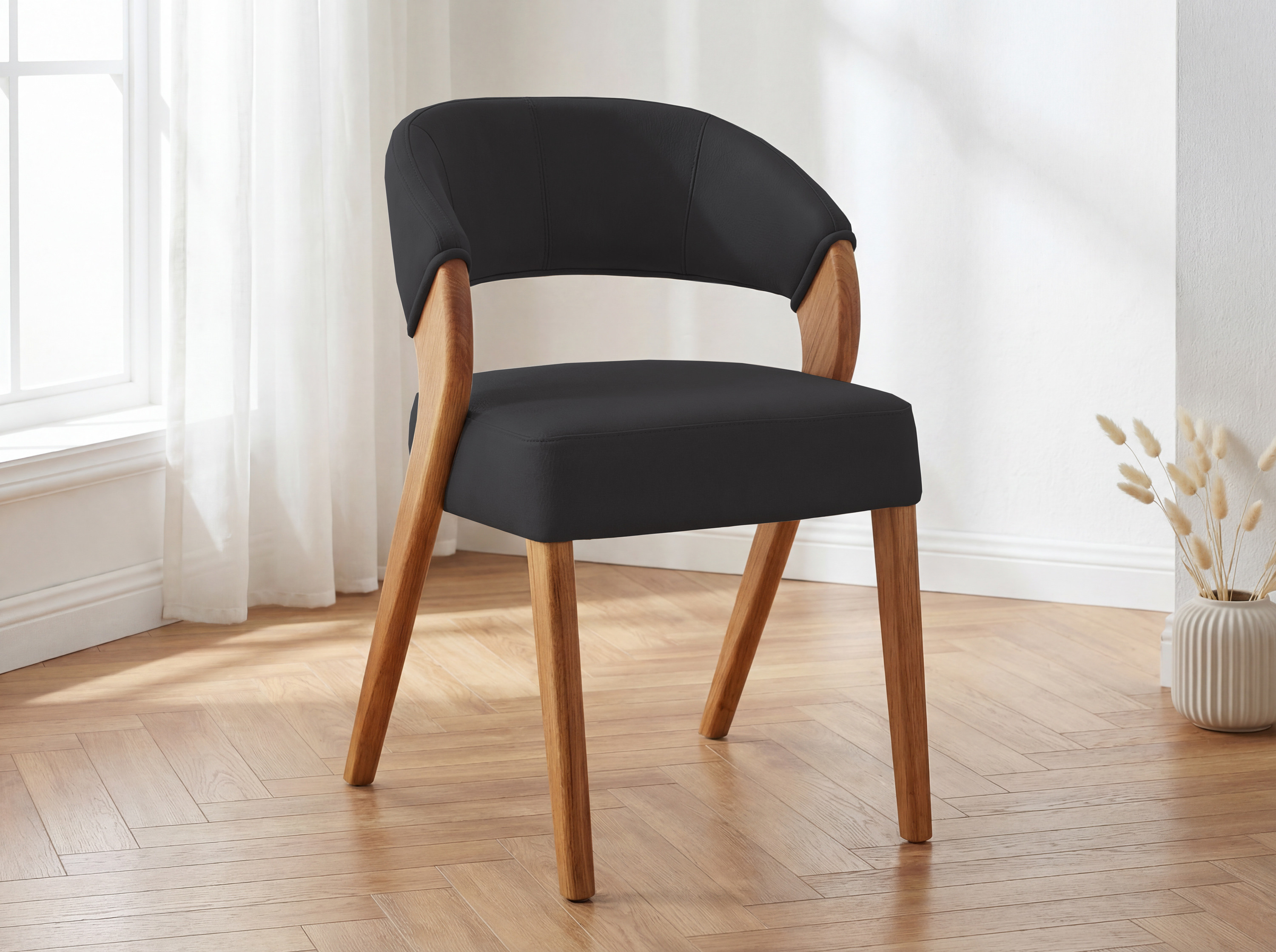 Čalúnená jedálenská stolička Texas čierna s dubovými nohami – predný pohľad