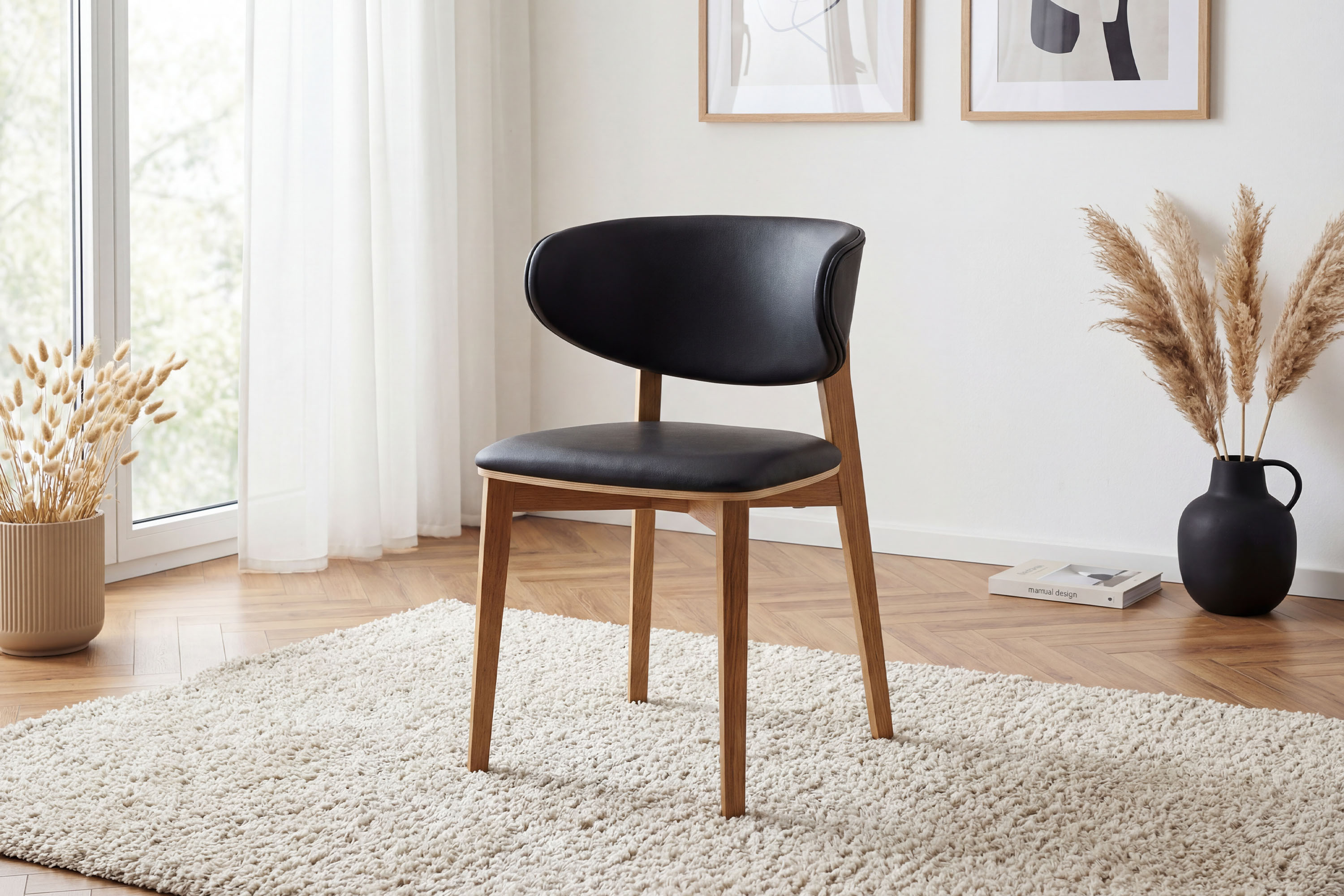 Čalúnená jedálenská stolička Saška – čierna talianska koža, dubové nohy