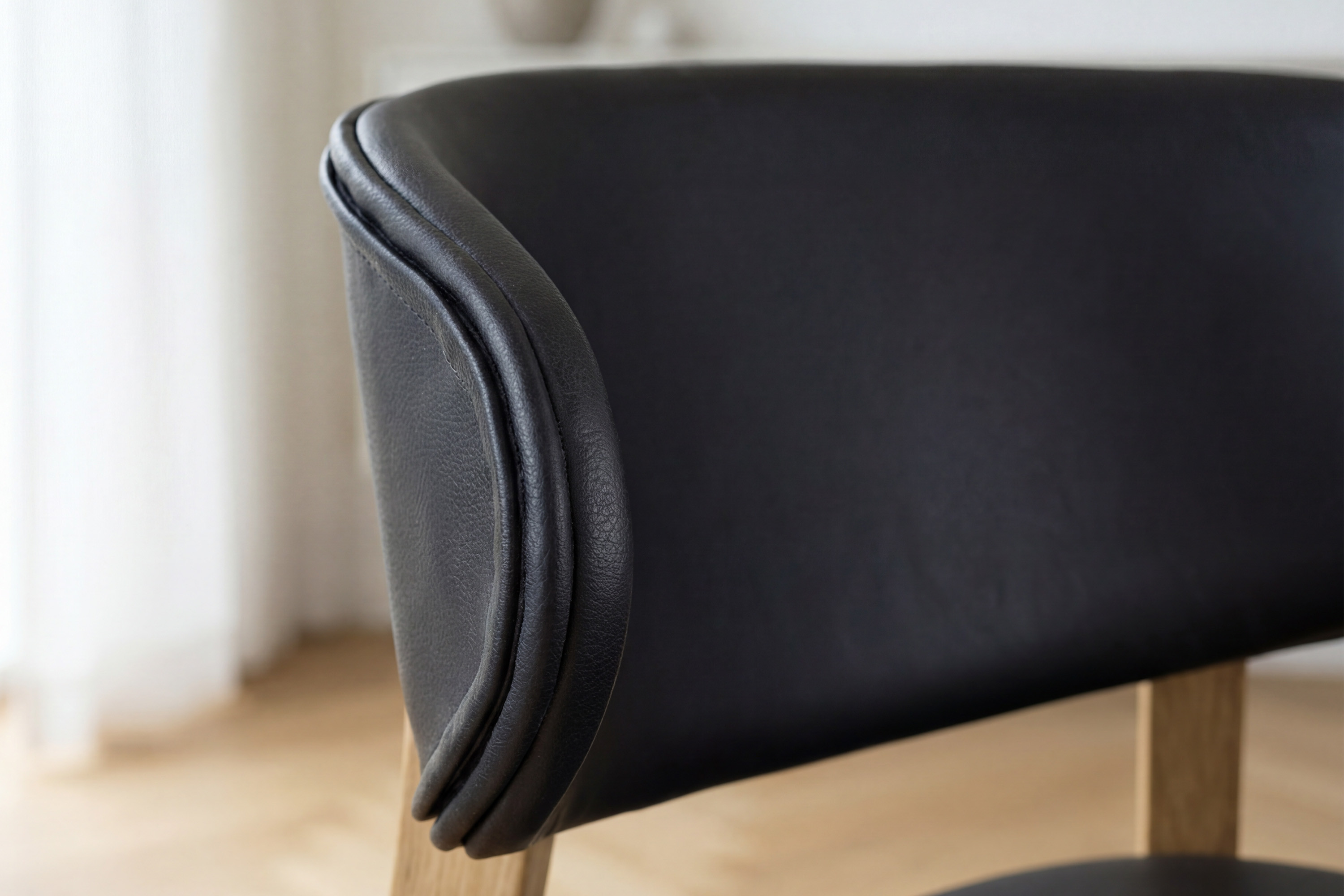 Jedálenská stolička Saška z masívneho dubu s čiernym koženým sedákom – detail