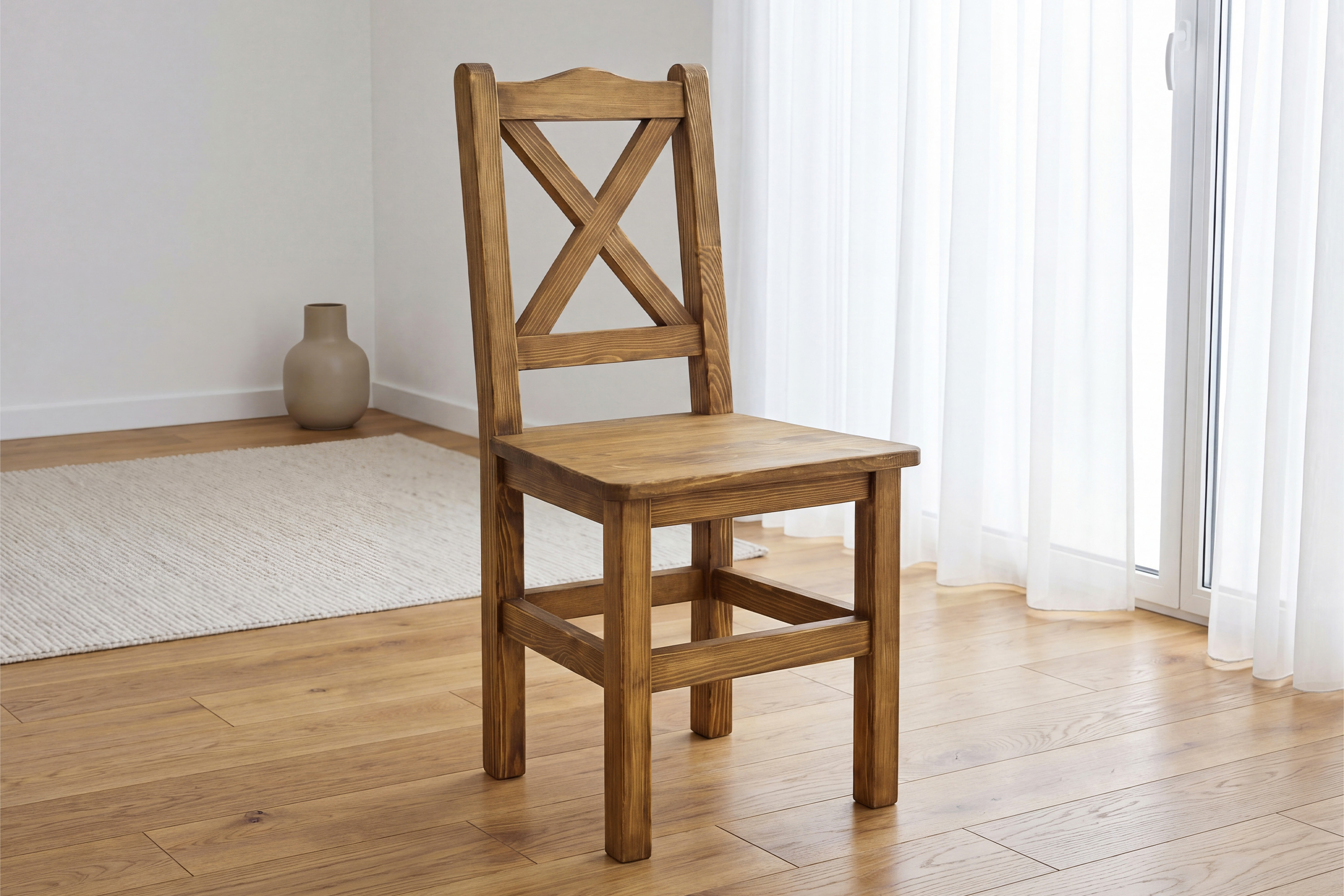 Rustikálna jedálenská stolička z masívnej borovice v tmavo medovom odtieni