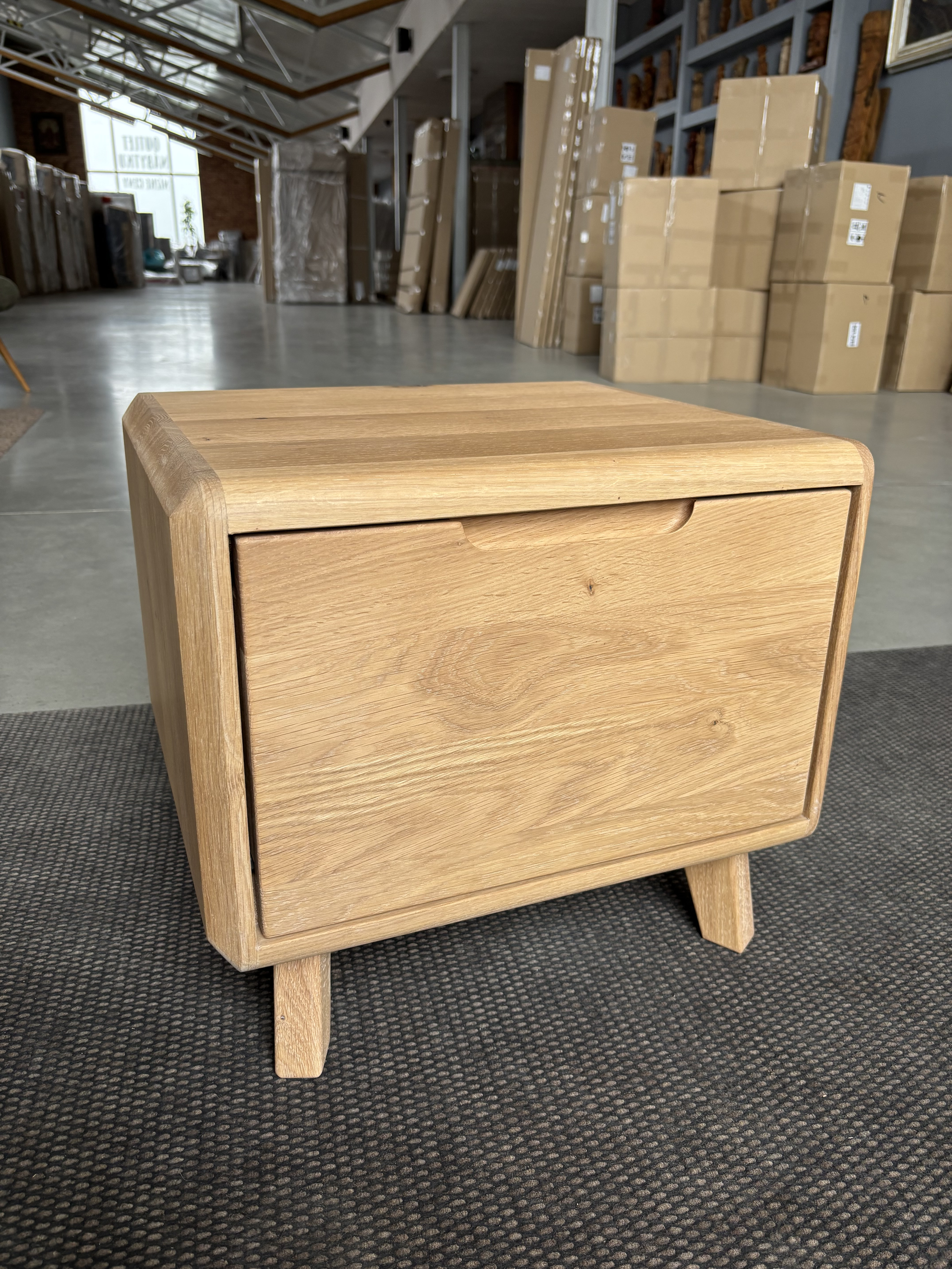 Nočný stolík masív dub biely v škandinávskom dizajne