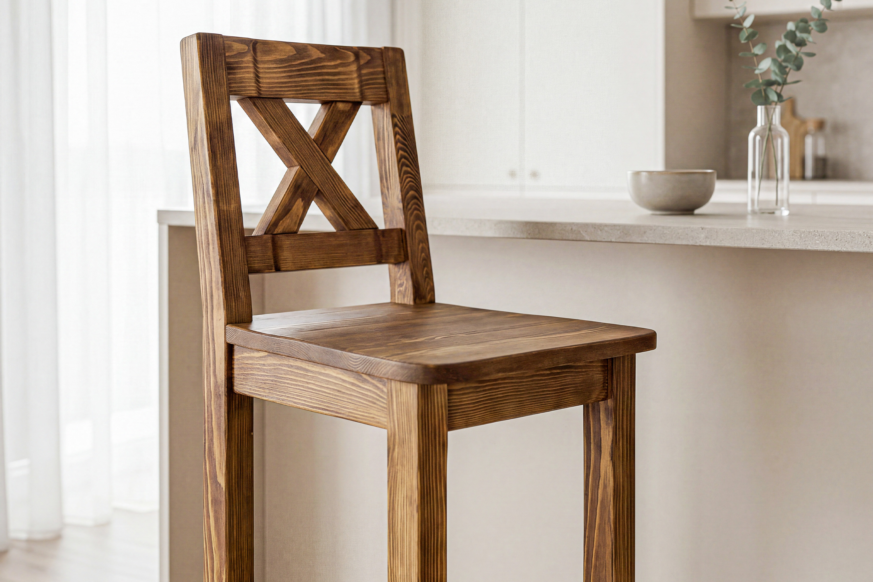 Detail rustikálnej barovej stoličky zo série Venkov z borovicového dreva