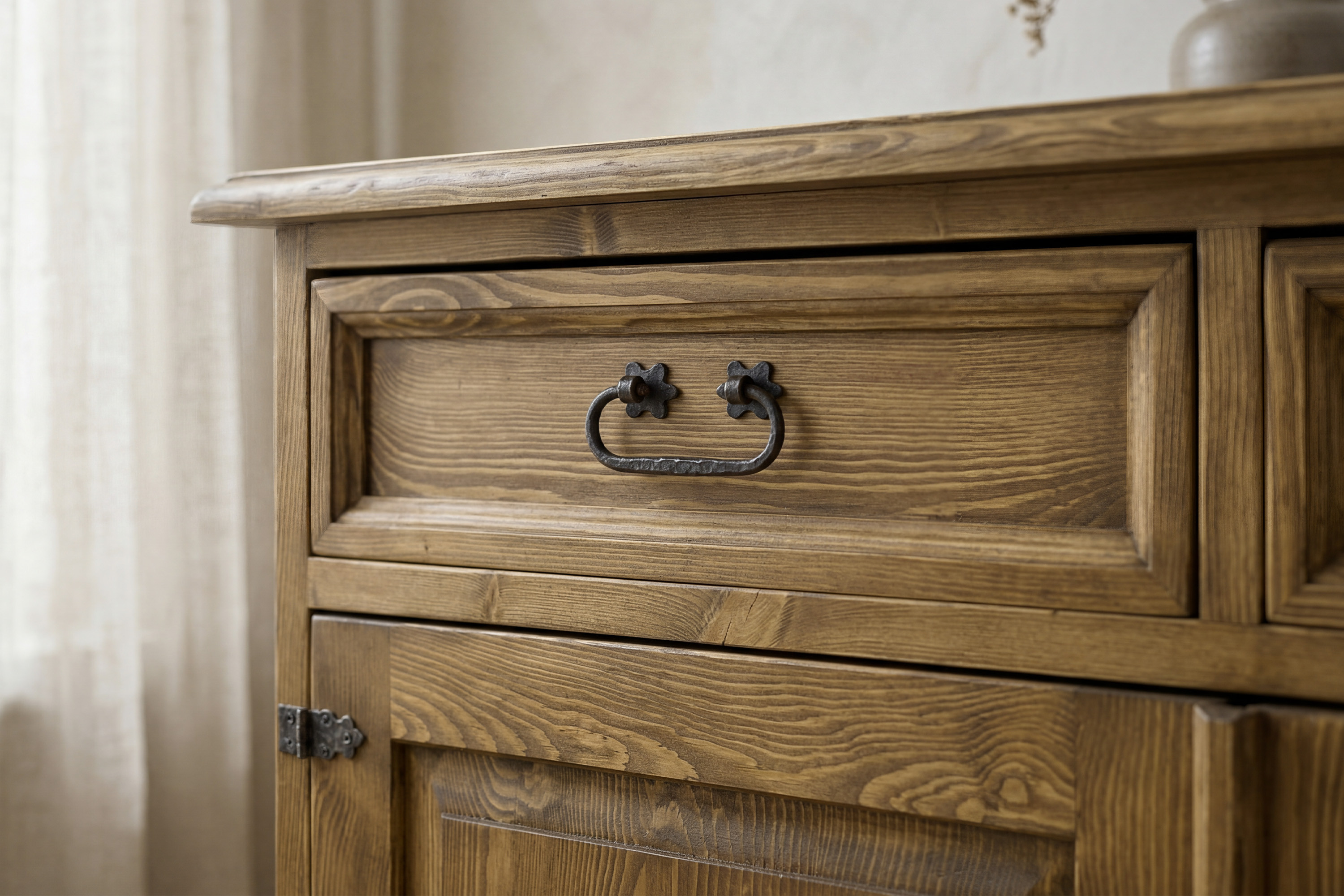 Fenyőből készült rusztikus komód 2 fiókkal és 2 ajtóval
