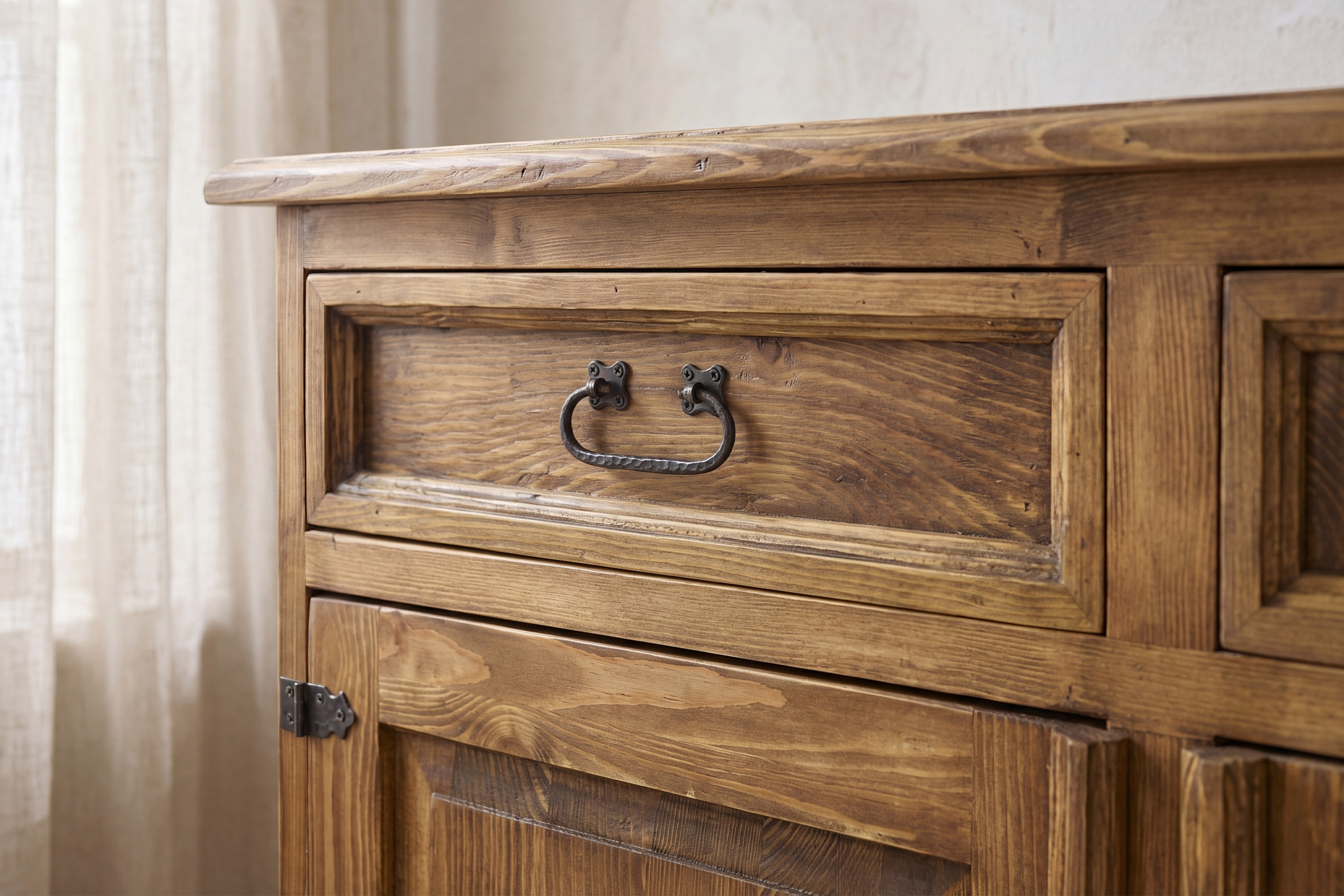 Detail rustikálnej komody z masívnej borovice s voskovaným povrchom v odtieni tmavá medová