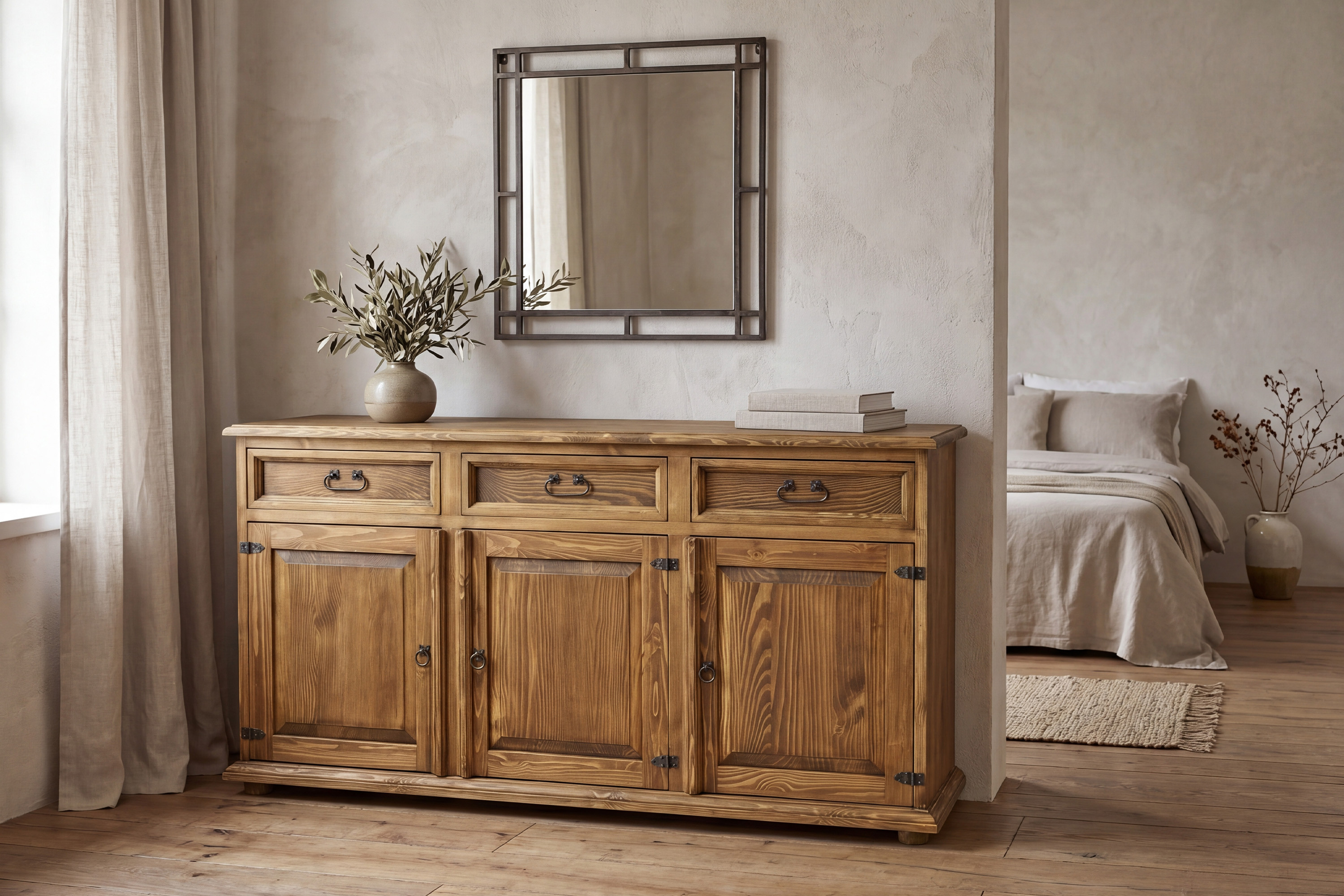 Veľká rustikálna komoda do spálne z masívnej borovice – séria Venkov