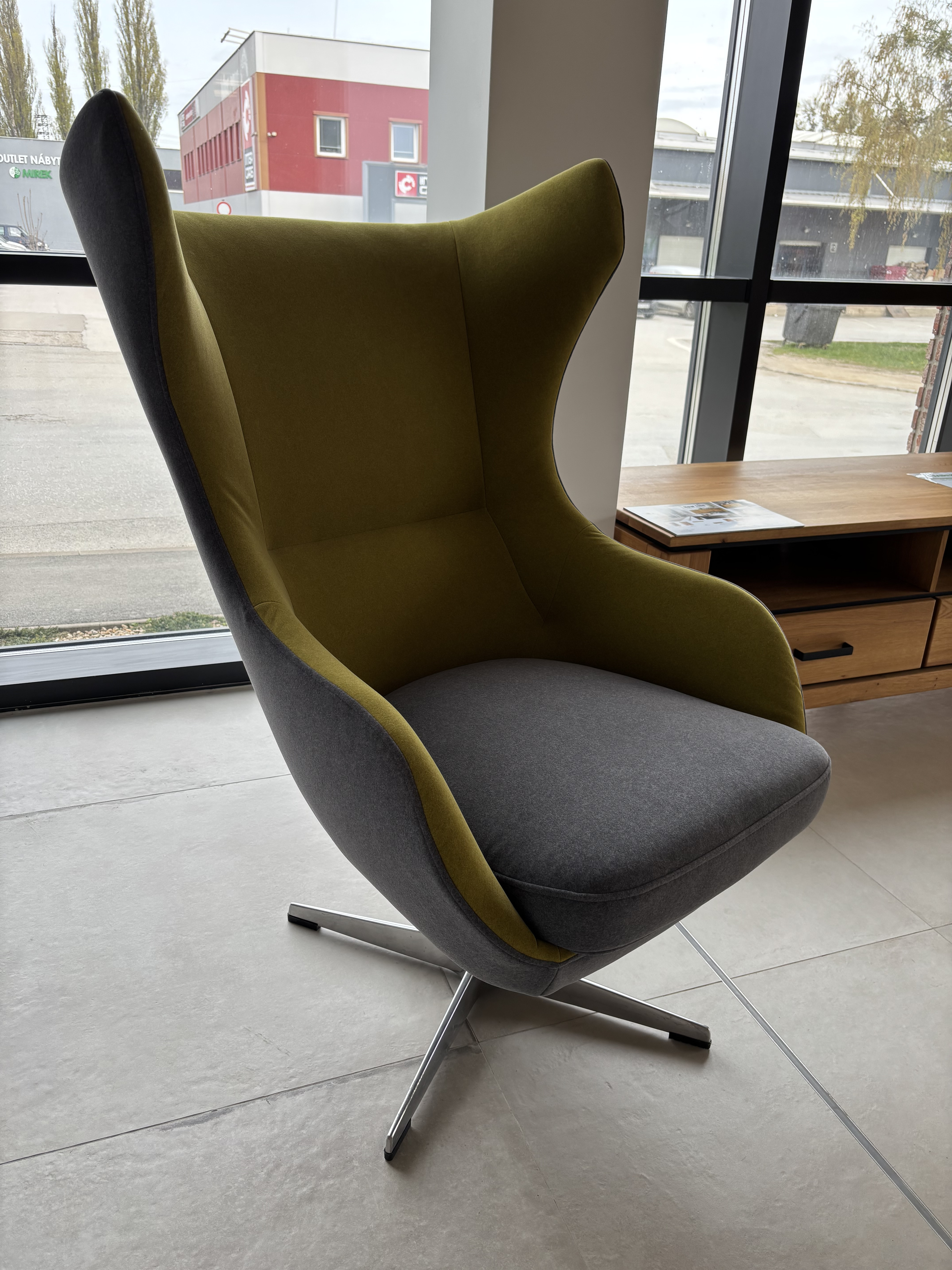 Otočné kreslo ZING v modernom interiéri