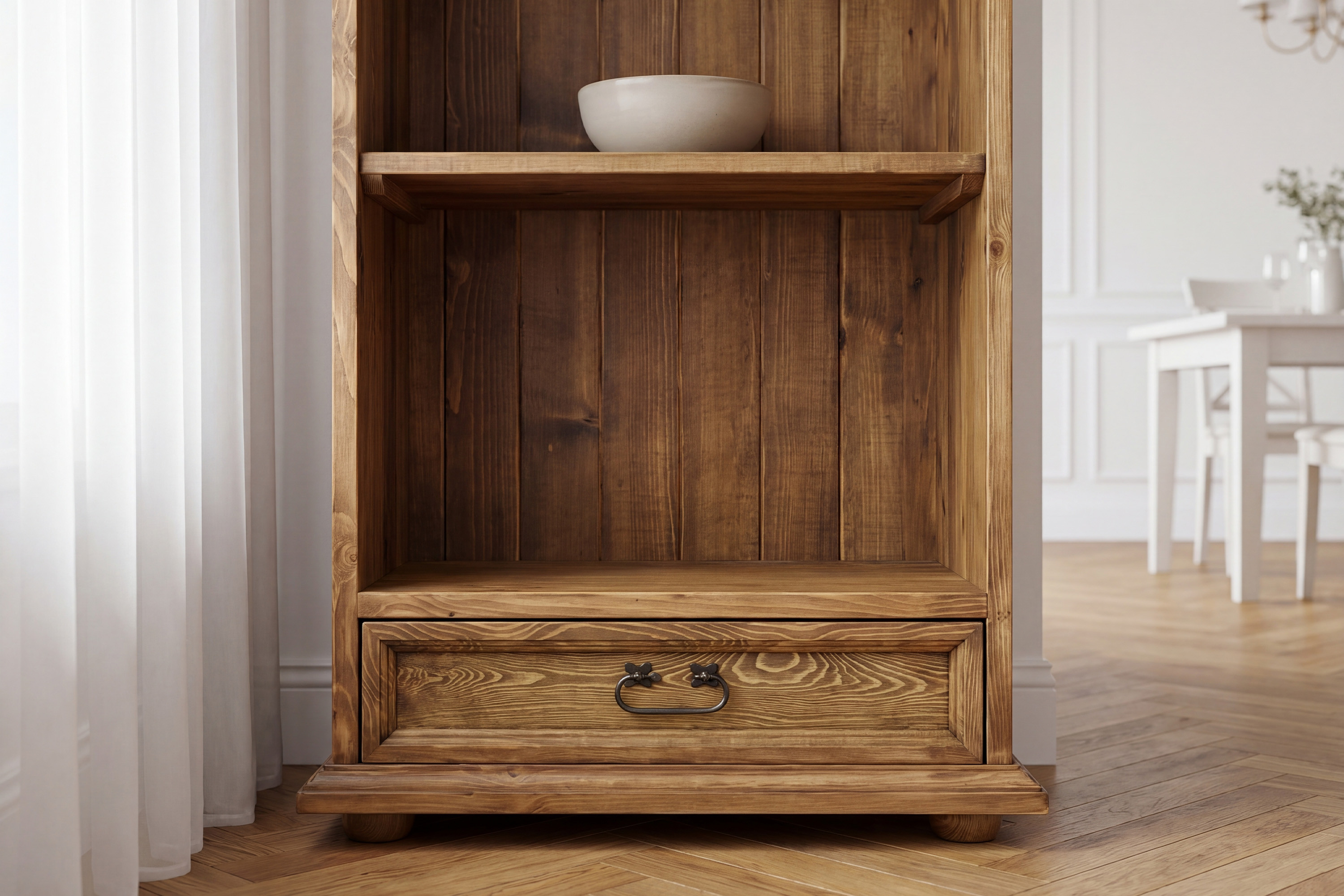 Masívny borovicový regál v rustikálnom štýle s policami a zásuvkami