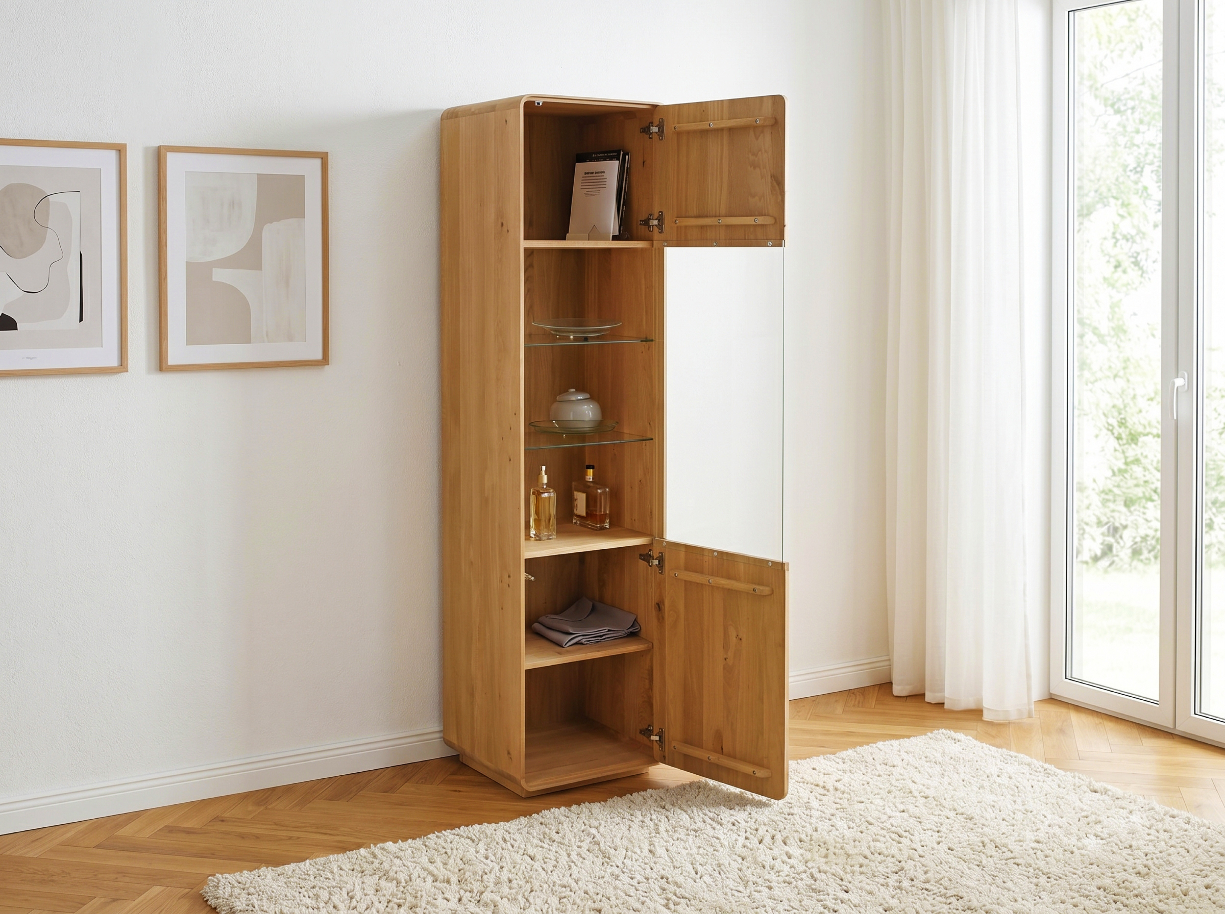 Dubová vitrína Avalon so sklenenými policami a soft-close dvierkami