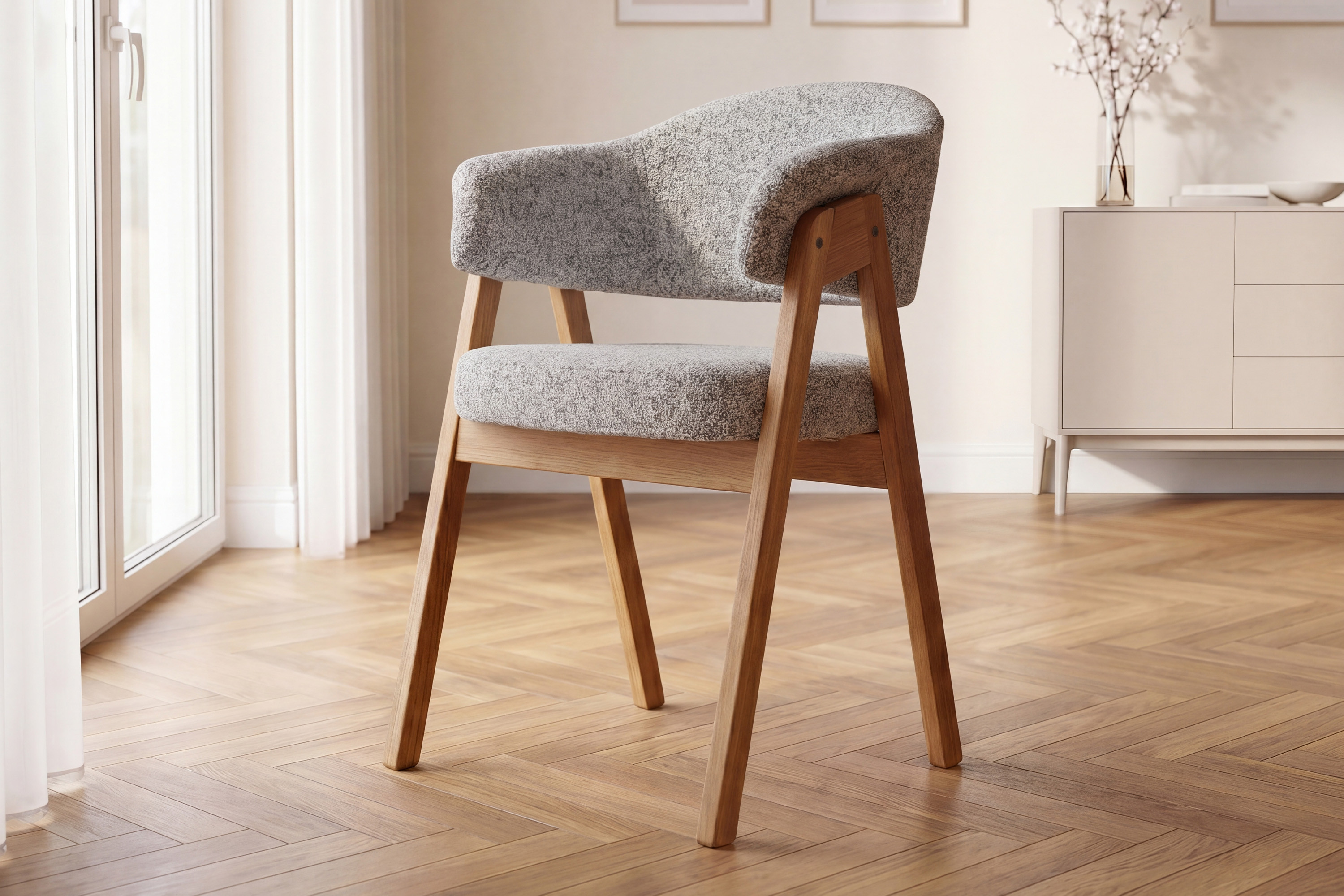 Dubová jedálenská stolička s područkami v sivom čalúnení pri dubovom stole Country