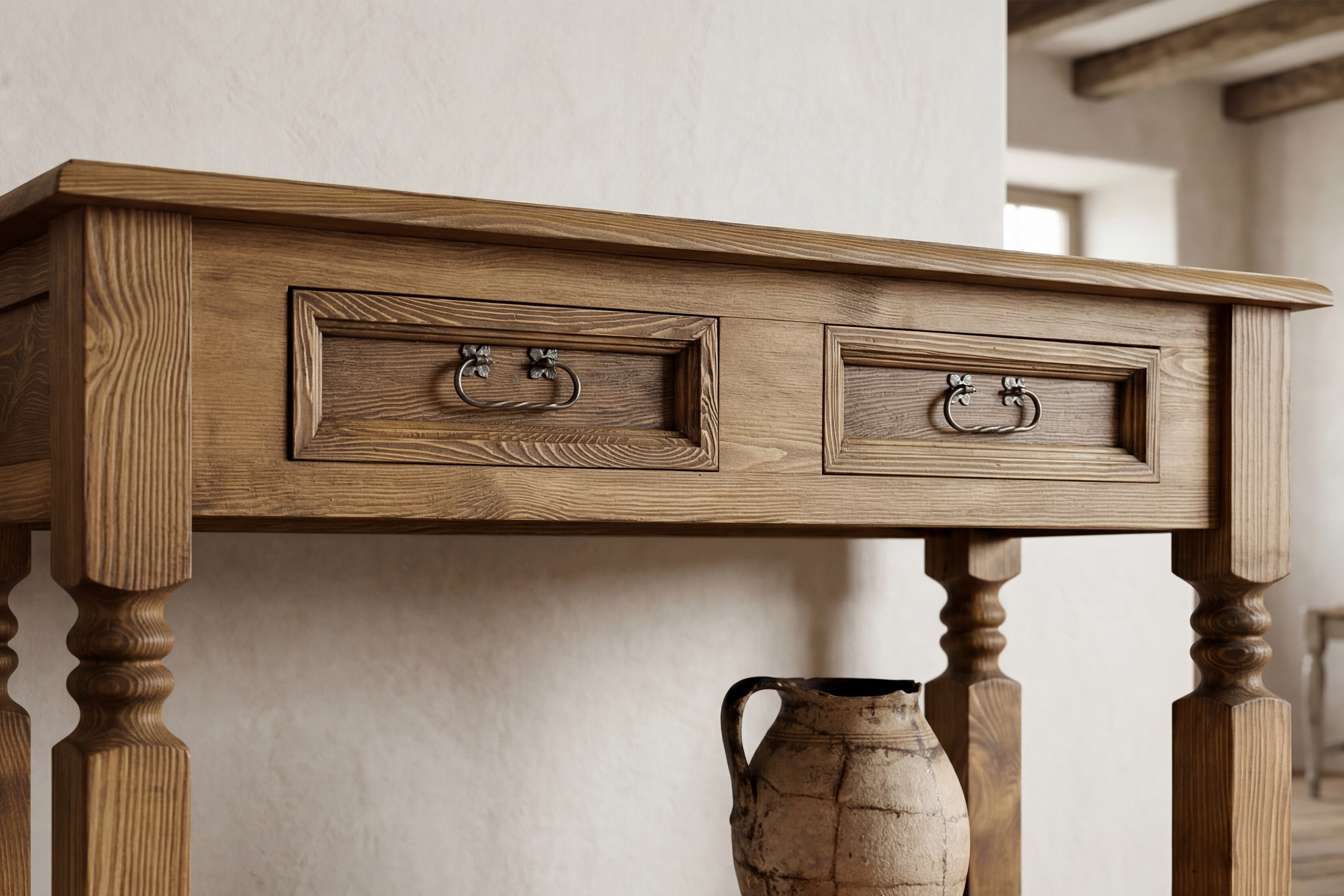 Rustikálny príručný stolík s dvoma zásuvkami v tmavo medovom odtieni